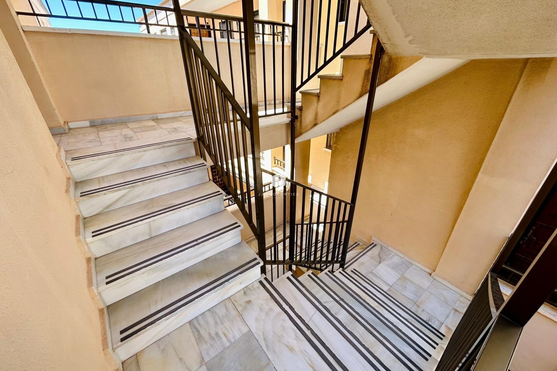 Z drugiej ręki - Mieszkanie w bloku -
El Chaparral - Inland