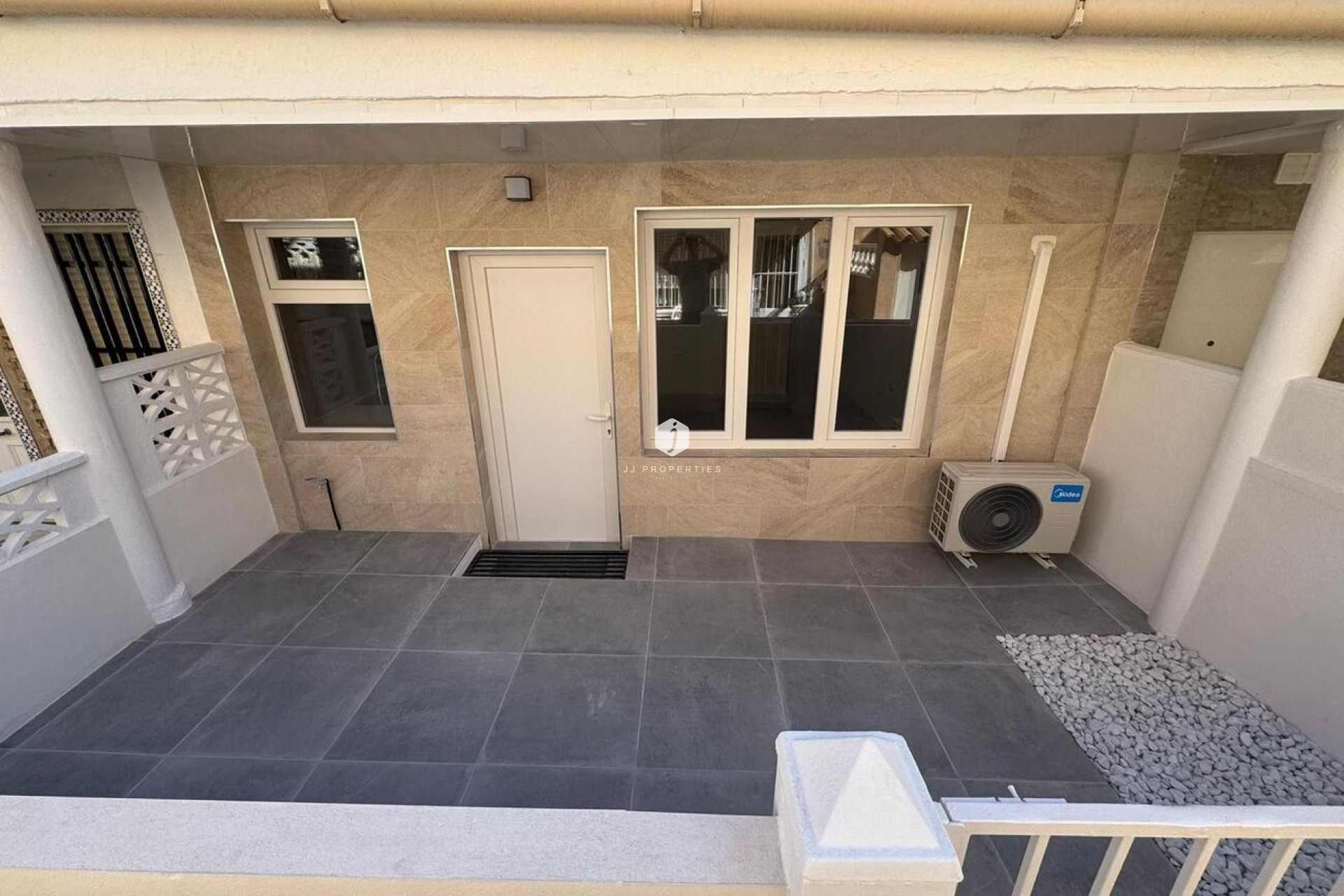 Z drugiej ręki - Mieszkanie w bloku -
La Mata