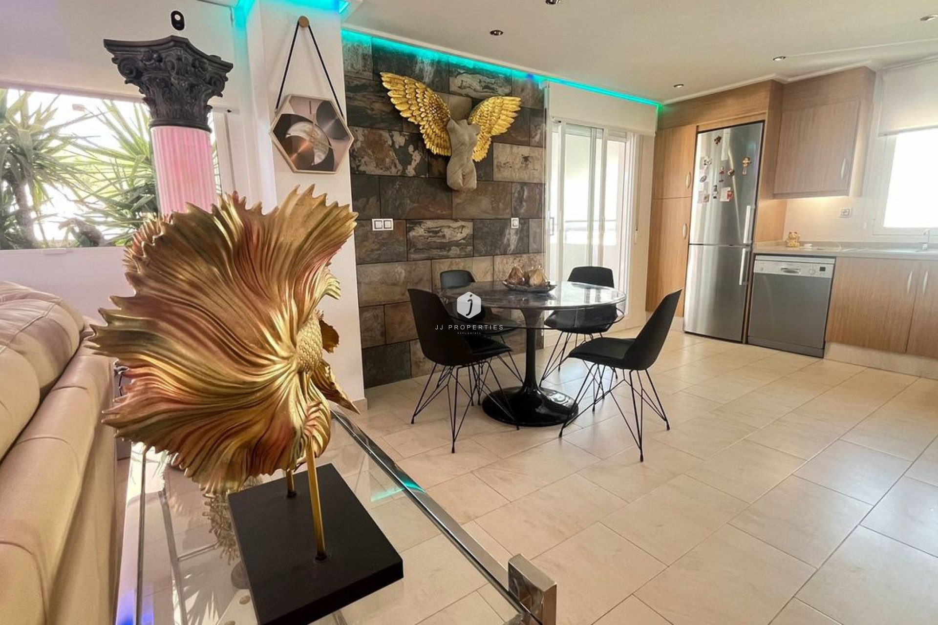 Z drugiej ręki - Mieszkanie w bloku -
Los Dolses - Inland