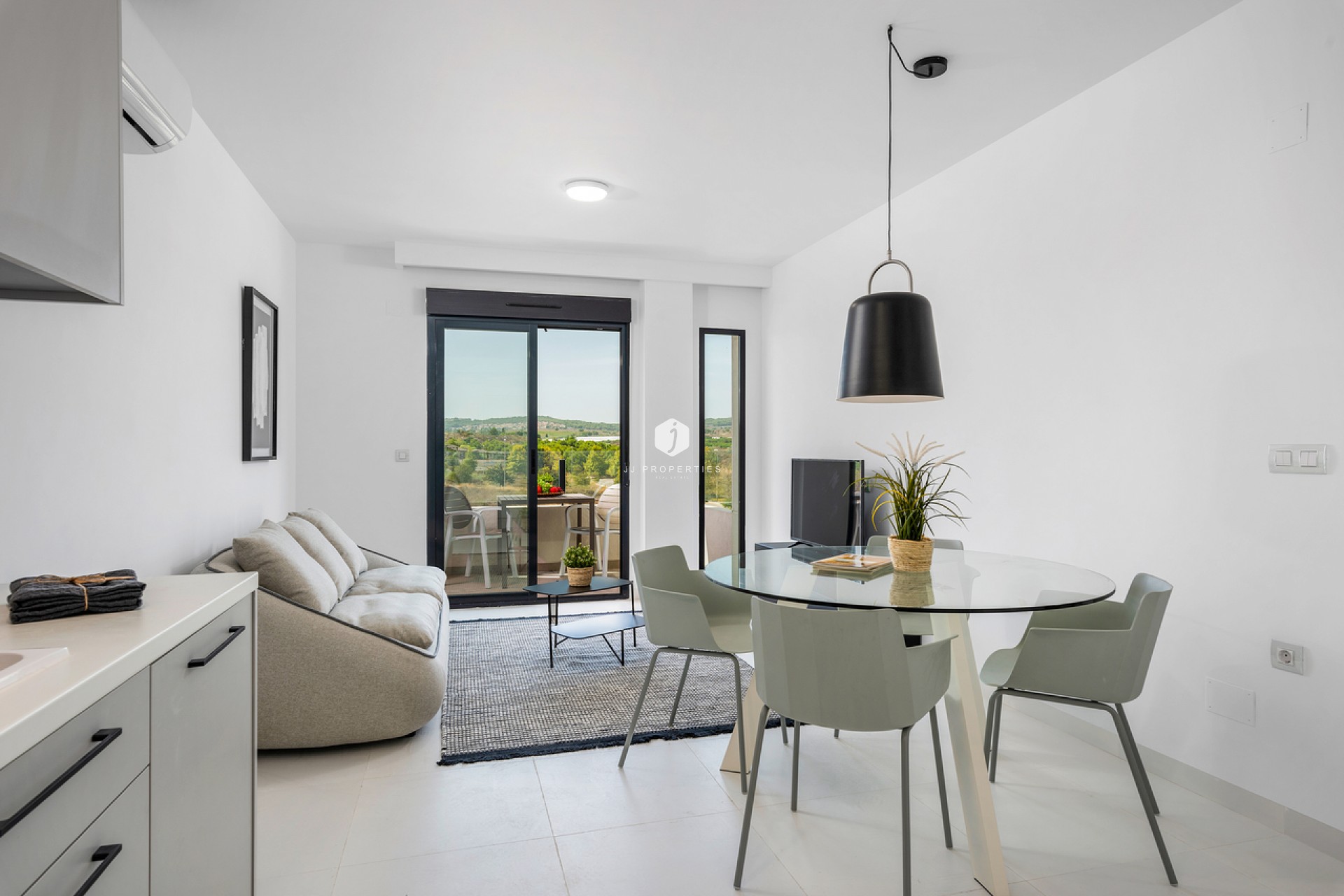 Z drugiej ręki - Mieszkanie w bloku -
San Miguel de Salinas - Inland