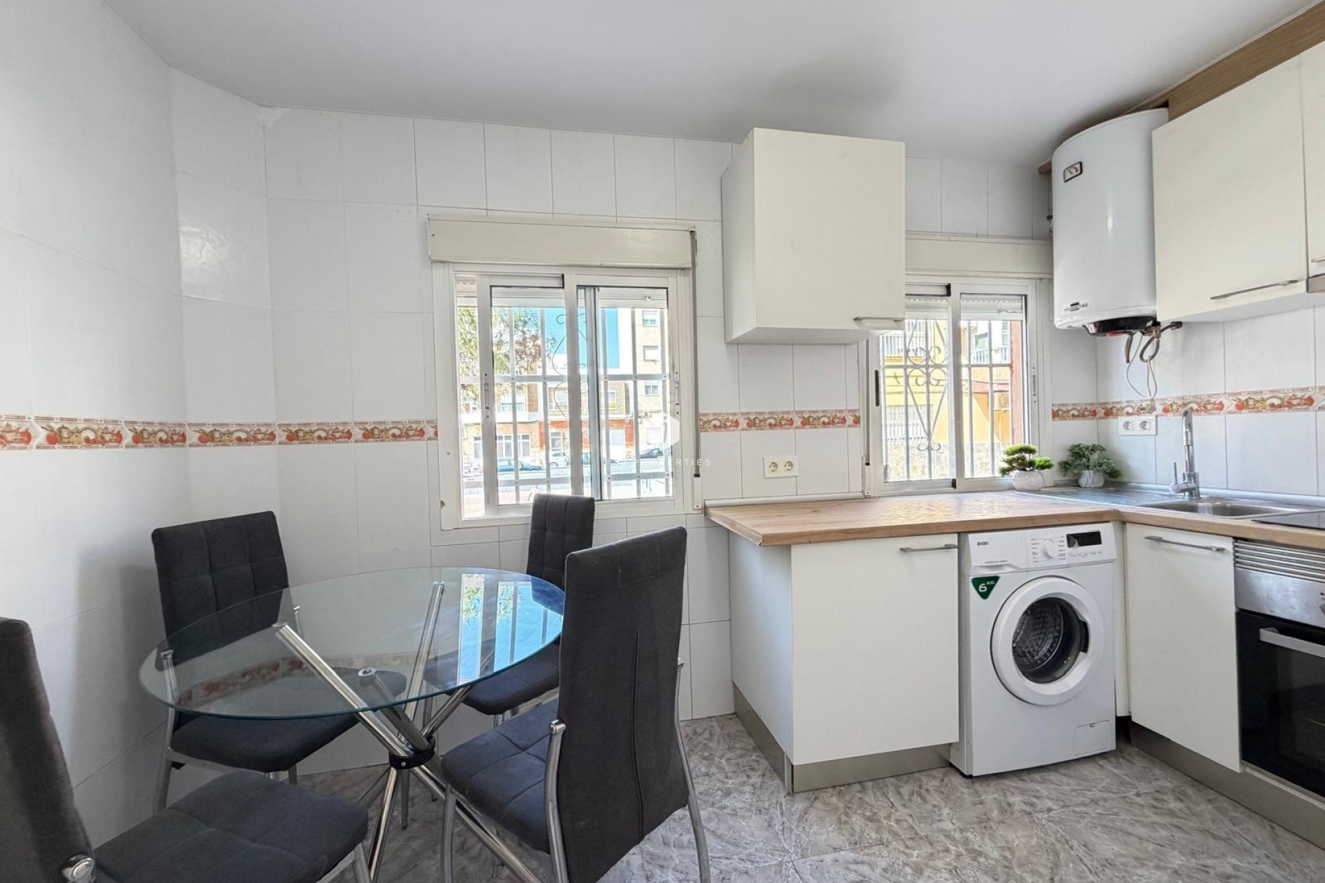Z drugiej ręki - Mieszkanie w bloku -
Torrevieja - Centro