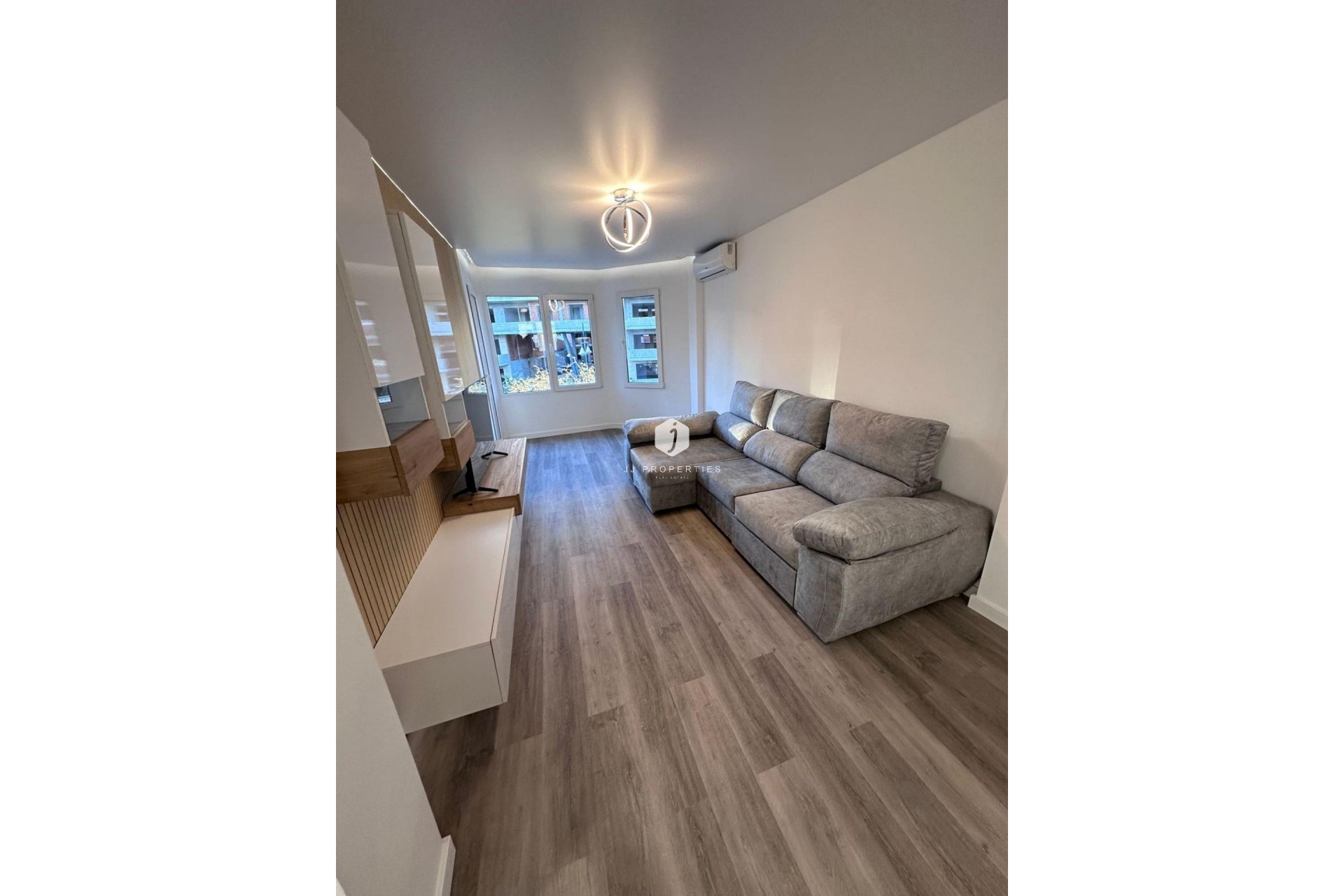 Z drugiej ręki - Mieszkanie w bloku -
Torrevieja - Estacion de autobuses