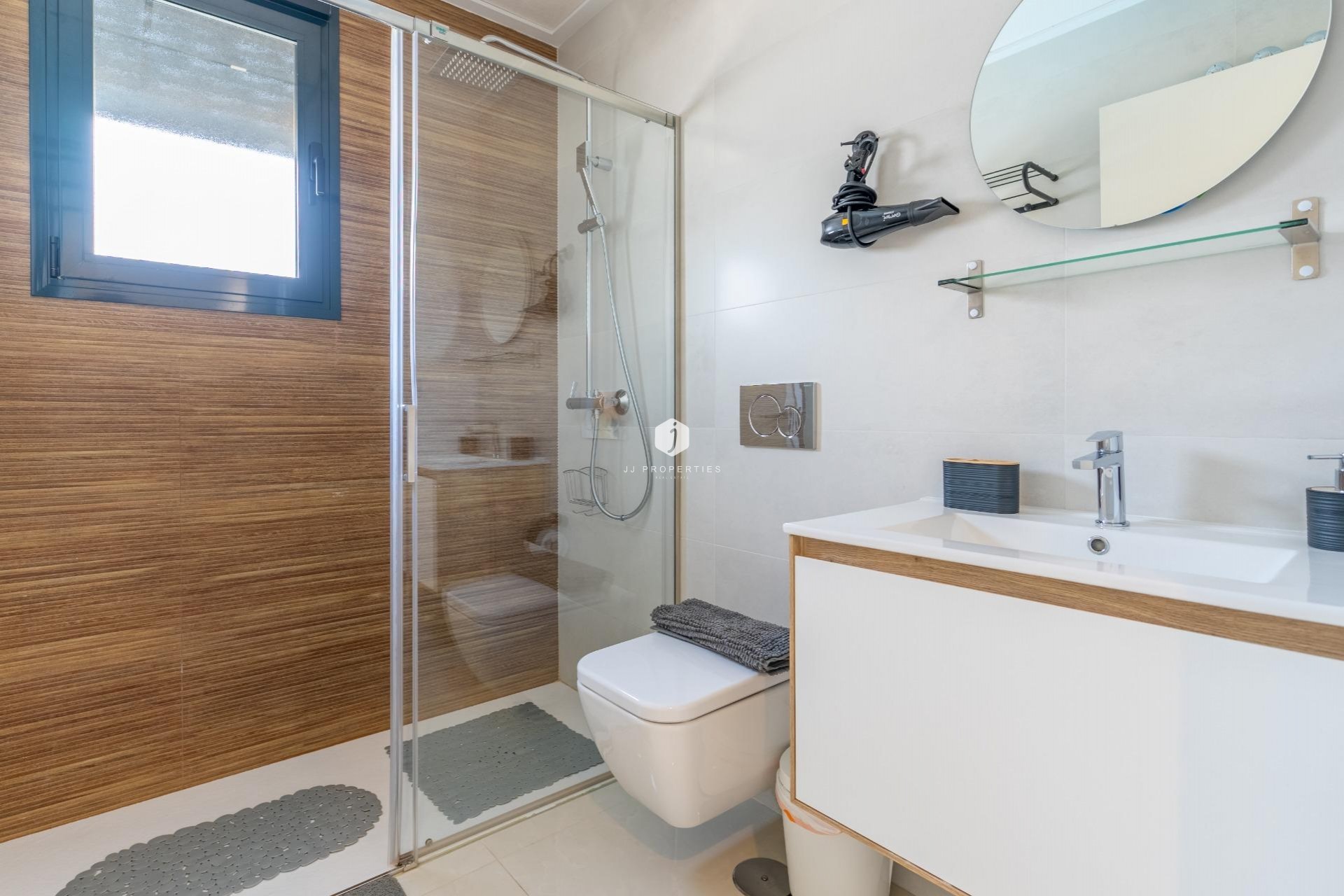 Z drugiej ręki - Mieszkanie w bloku -
Torrevieja - Estacion de autobuses