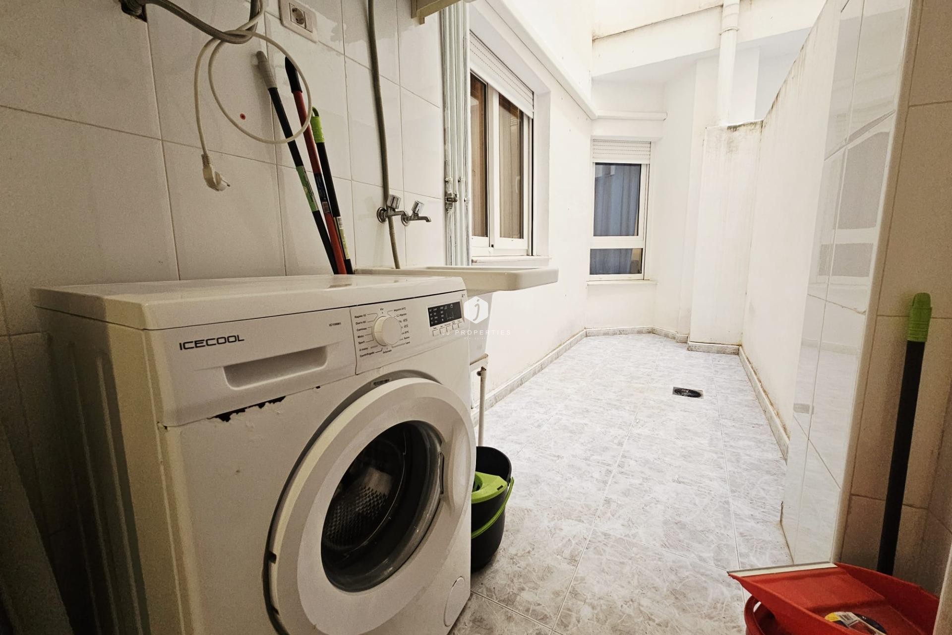 Z drugiej ręki - Mieszkanie w bloku -
Torrevieja - Estacion de autobuses