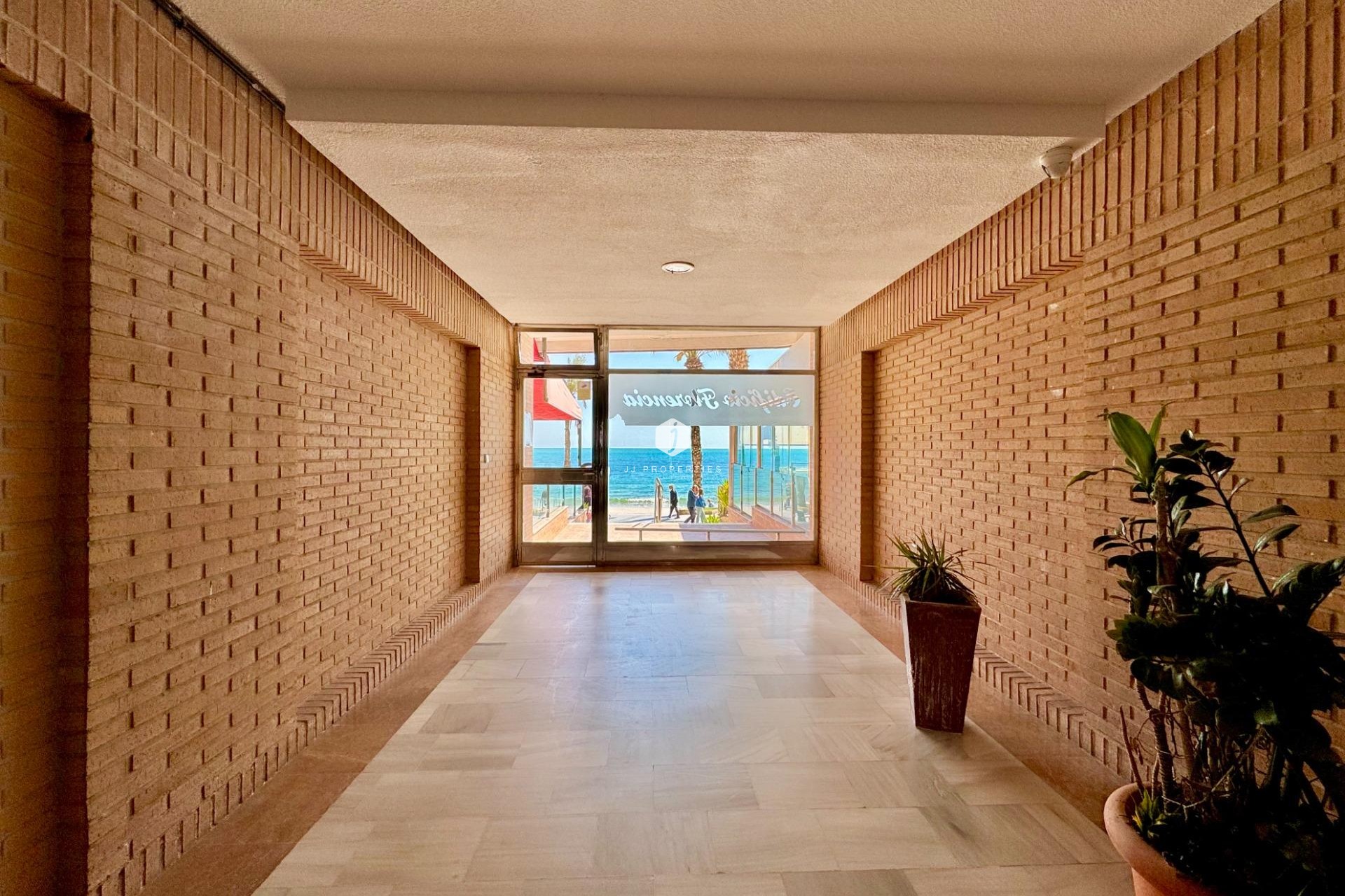 Z drugiej ręki - Mieszkanie w bloku -
Torrevieja - Estacion de autobuses