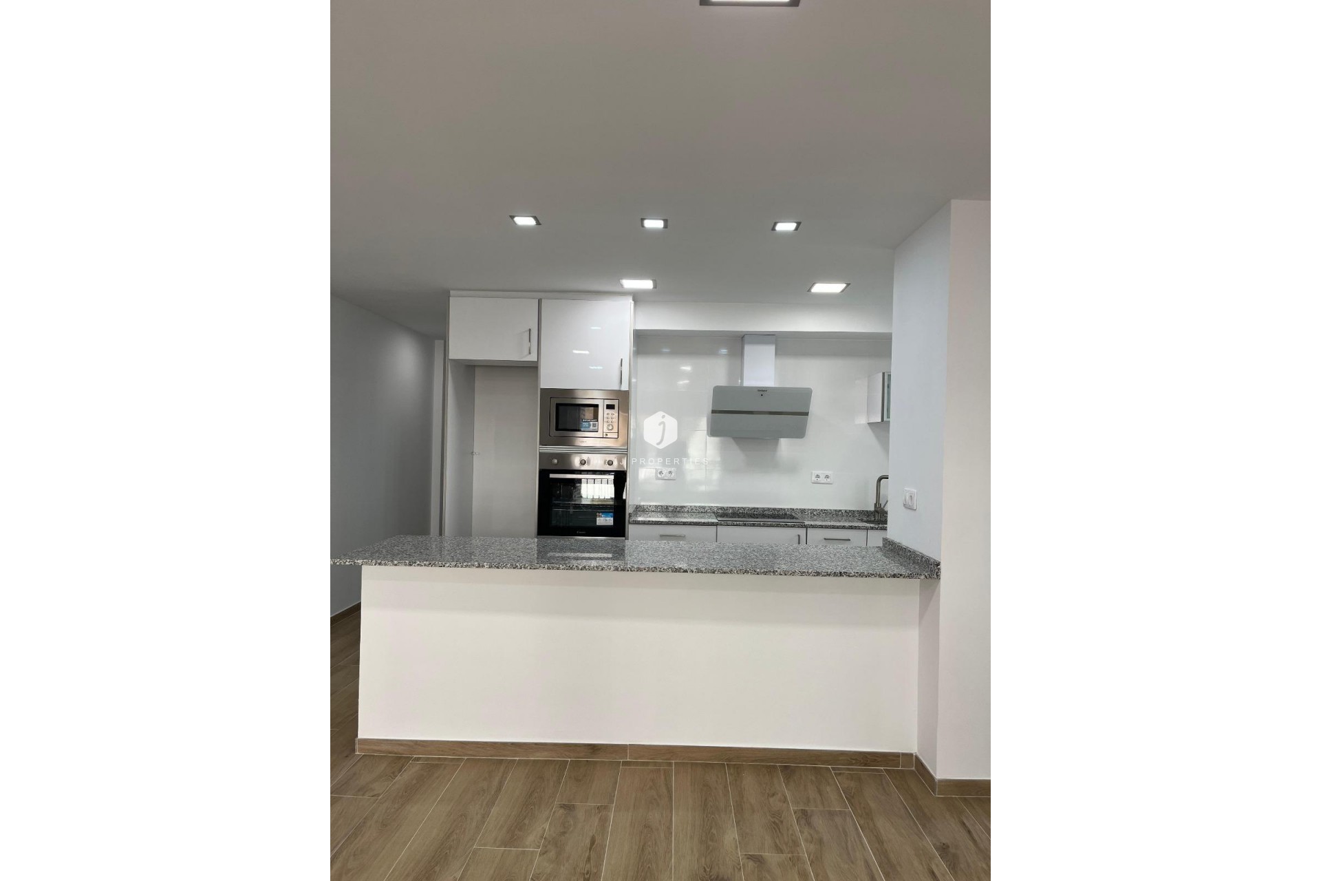 Z drugiej ręki - Mieszkanie w bloku -
Torrevieja - La Mata