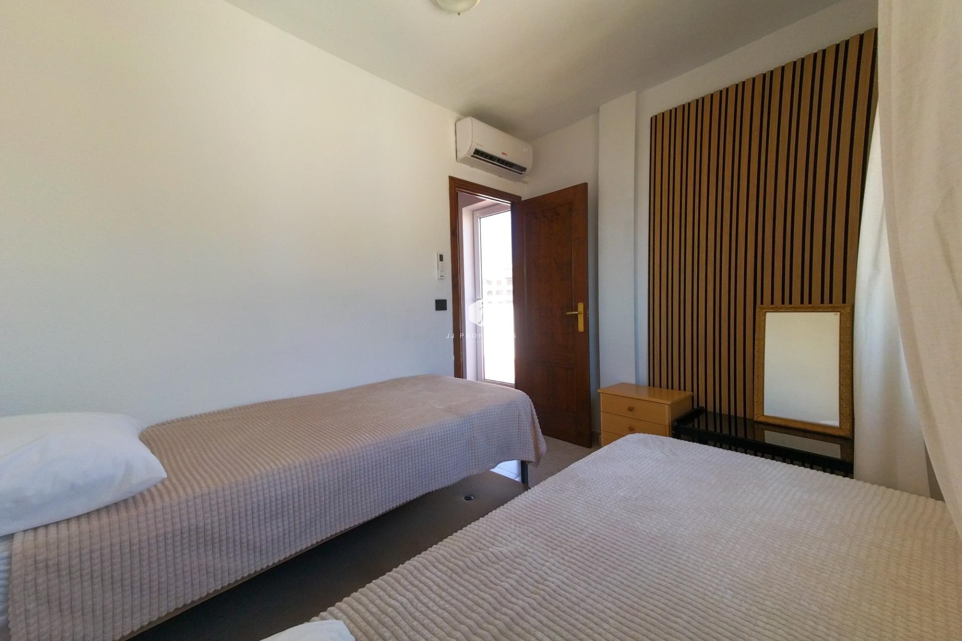 Z drugiej ręki - Mieszkanie w bloku -
Torrevieja - La Mata