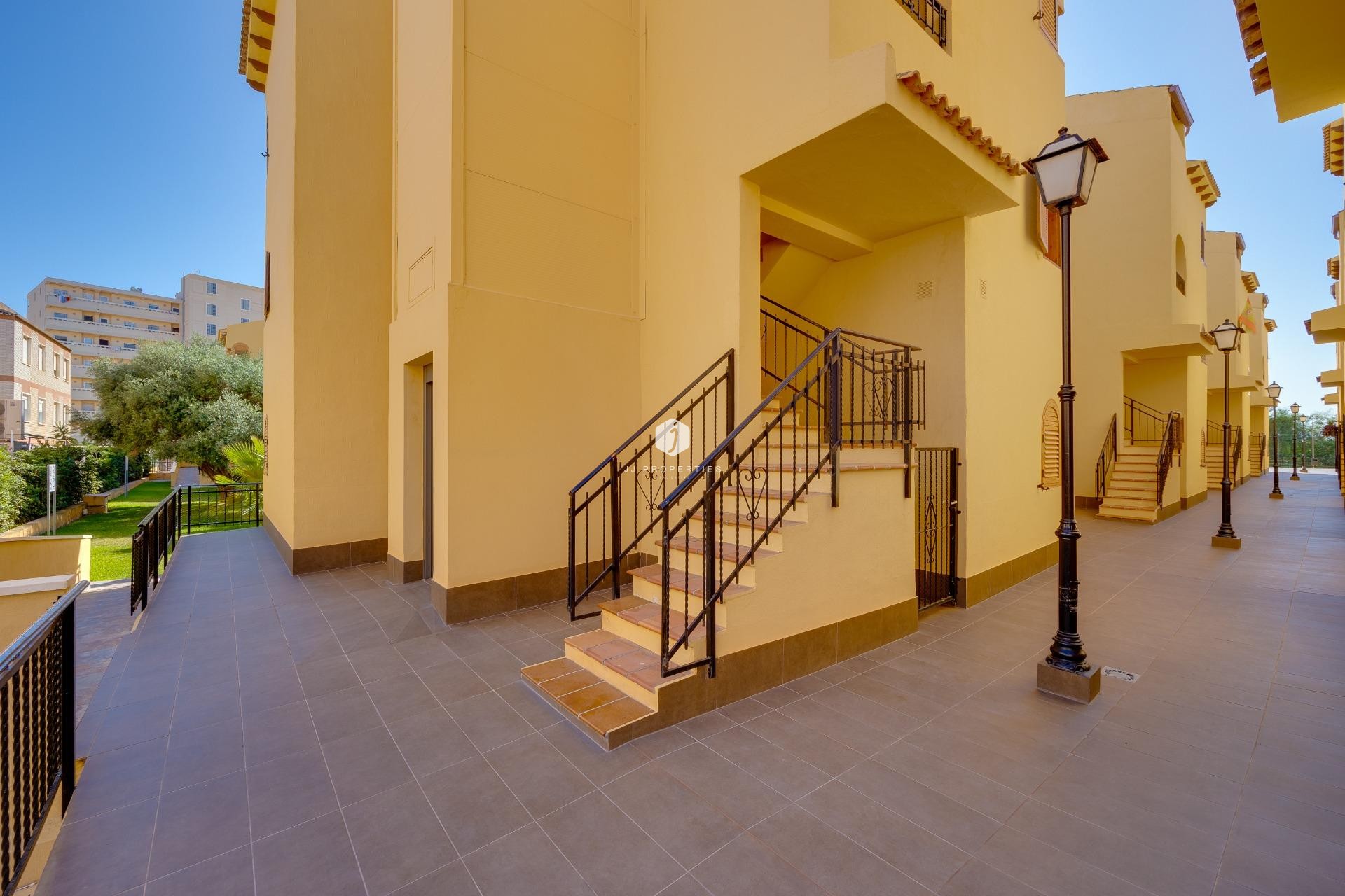 Z drugiej ręki - Mieszkanie w bloku -
Torrevieja - La Mata