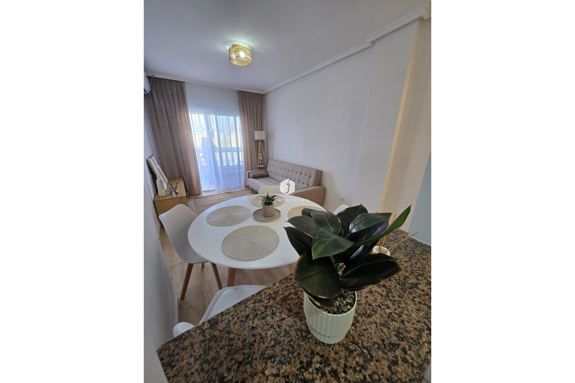 Z drugiej ręki - Mieszkanie w bloku -
Torrevieja - Torreblanca