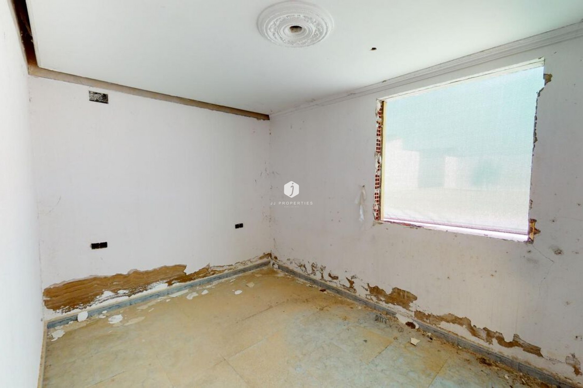 Z drugiej ręki - Szalet -
Albatera - Inland