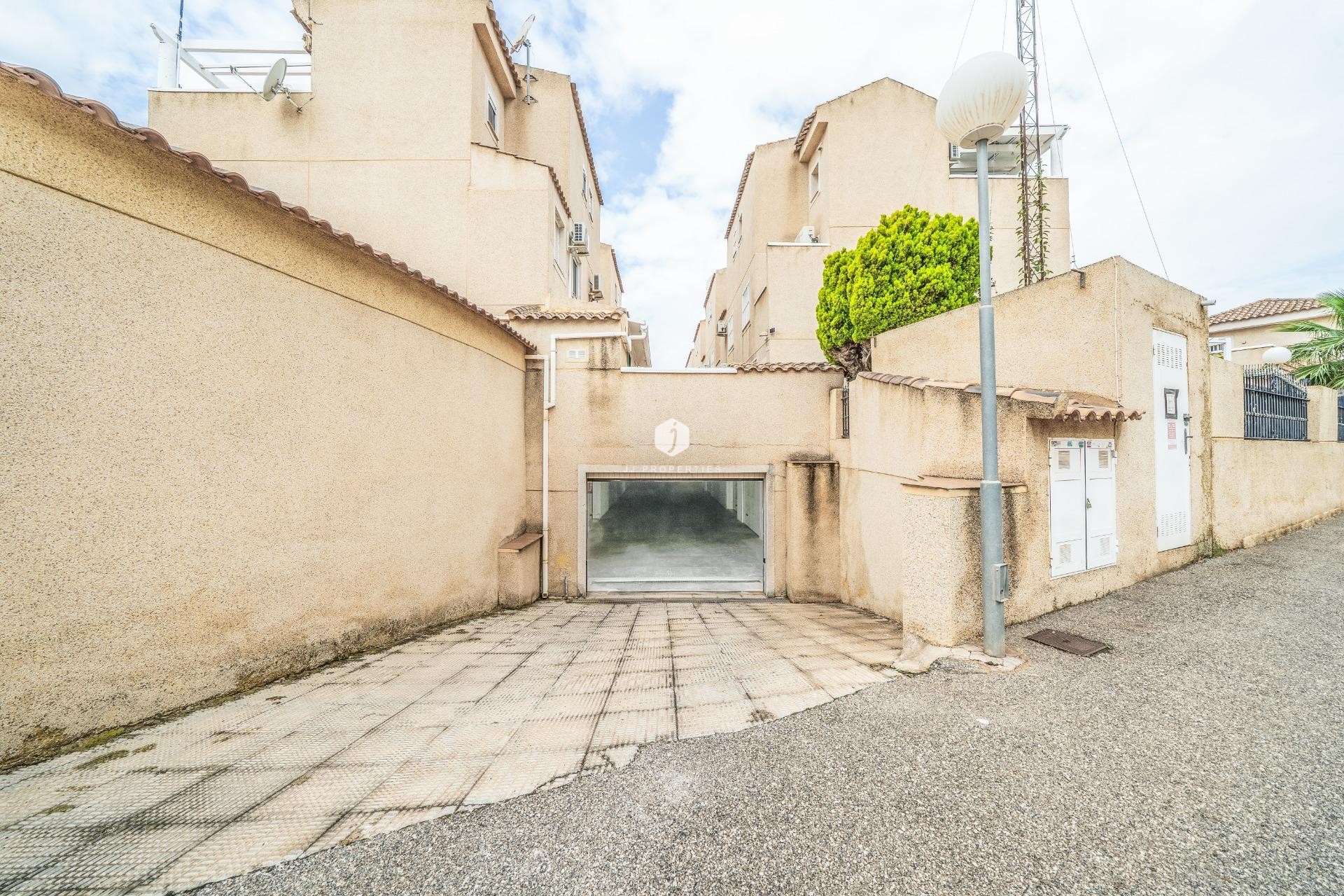 Z drugiej ręki - Szalet -
Orihuela Costa - Los Almendros-la Florida