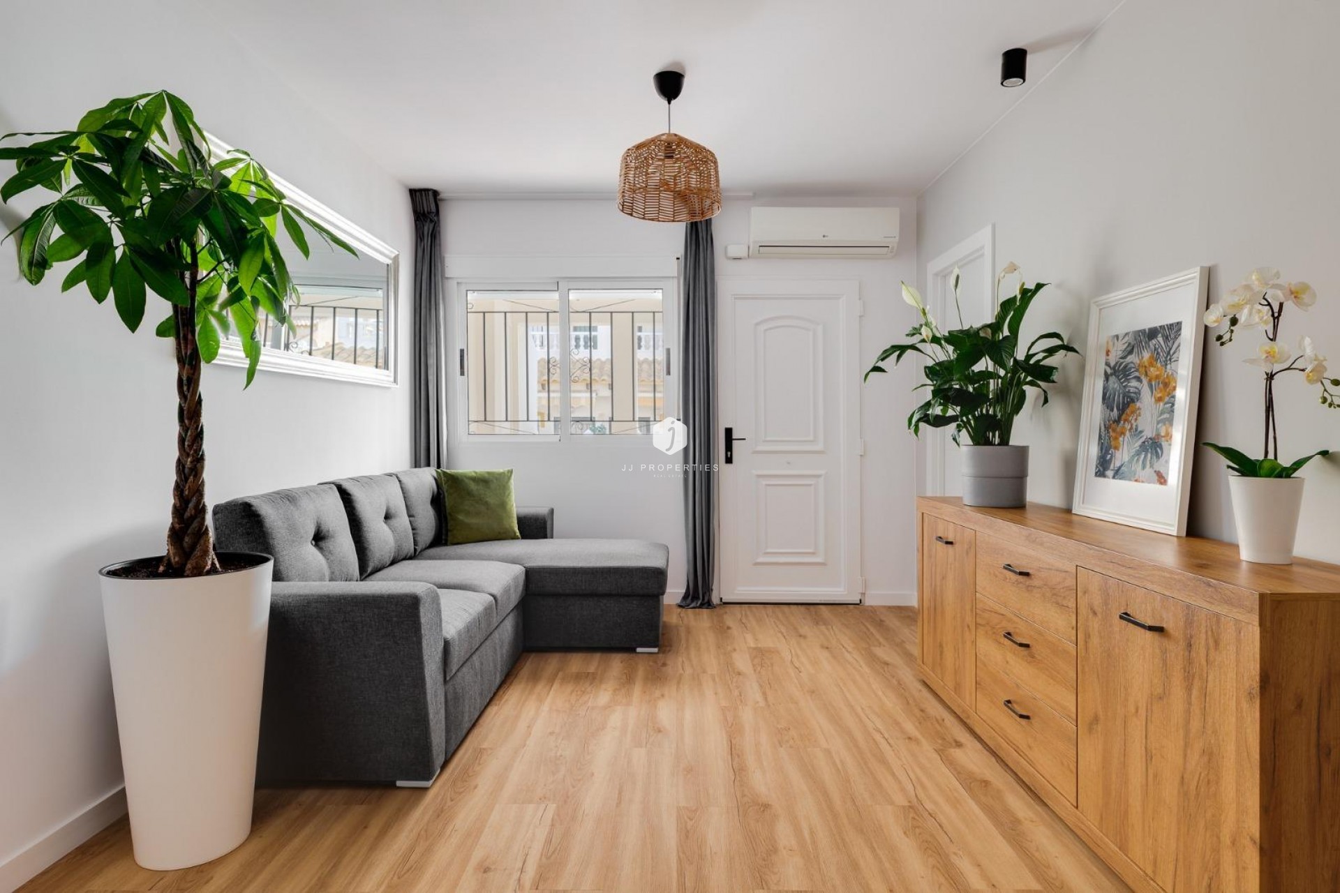 Z drugiej ręki - Szalet -
Orihuela Costa - Los Balcones