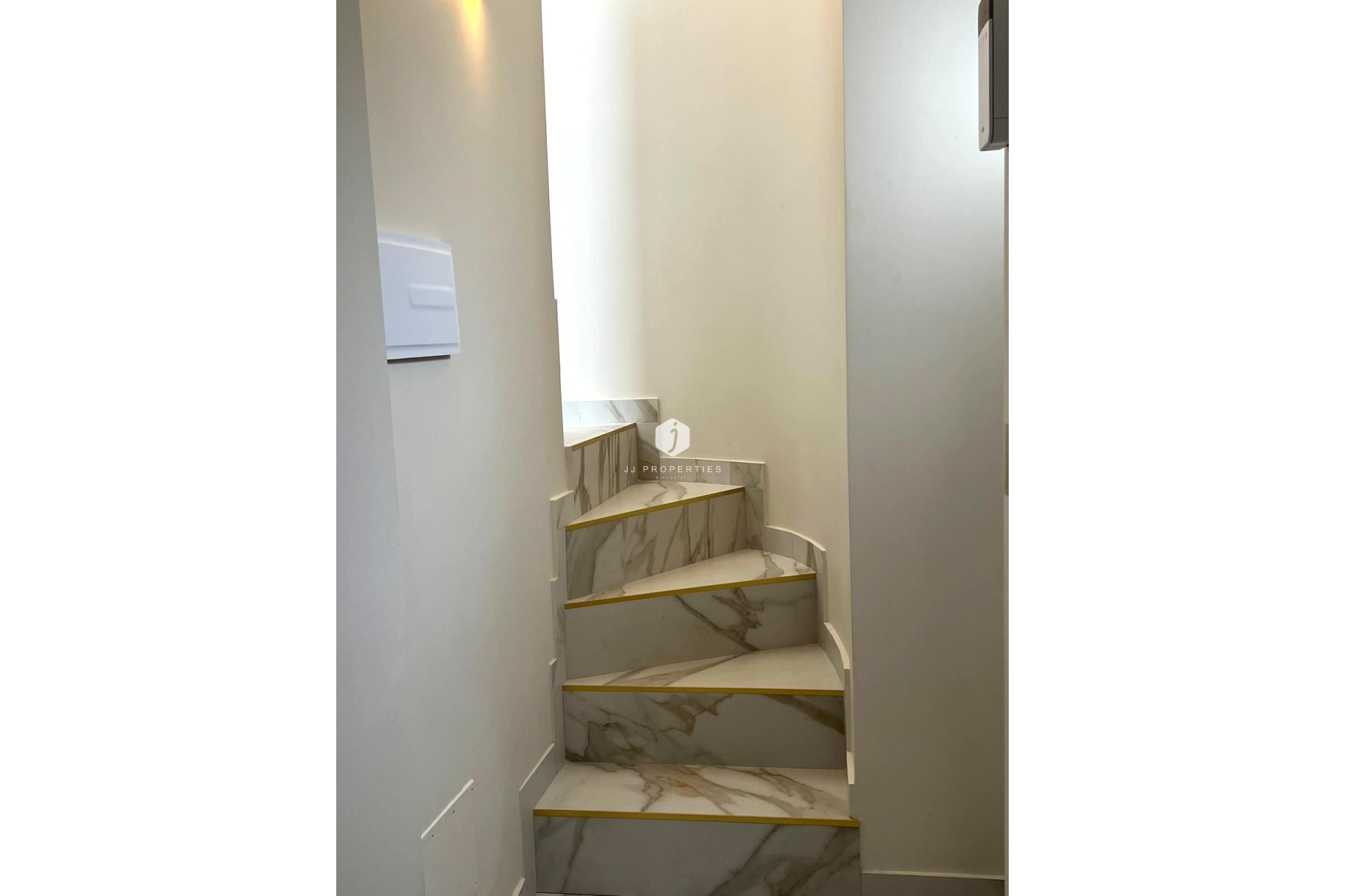 Z drugiej ręki - Szalet -
Orihuela Costa - Playa Flamenca