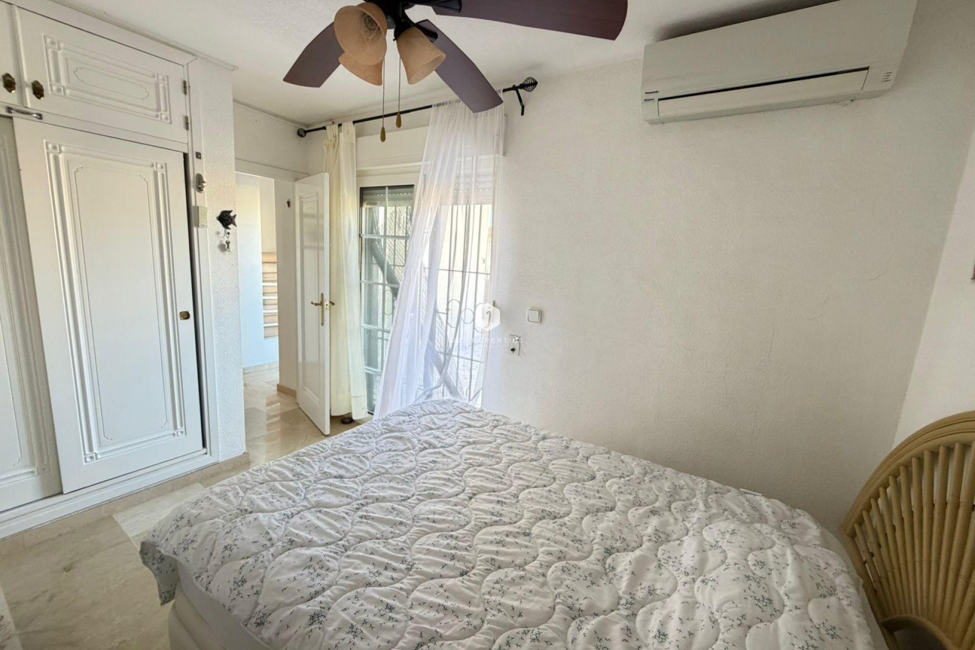 Z drugiej ręki - Szalet -
Orihuela Costa - Playa Flamenca