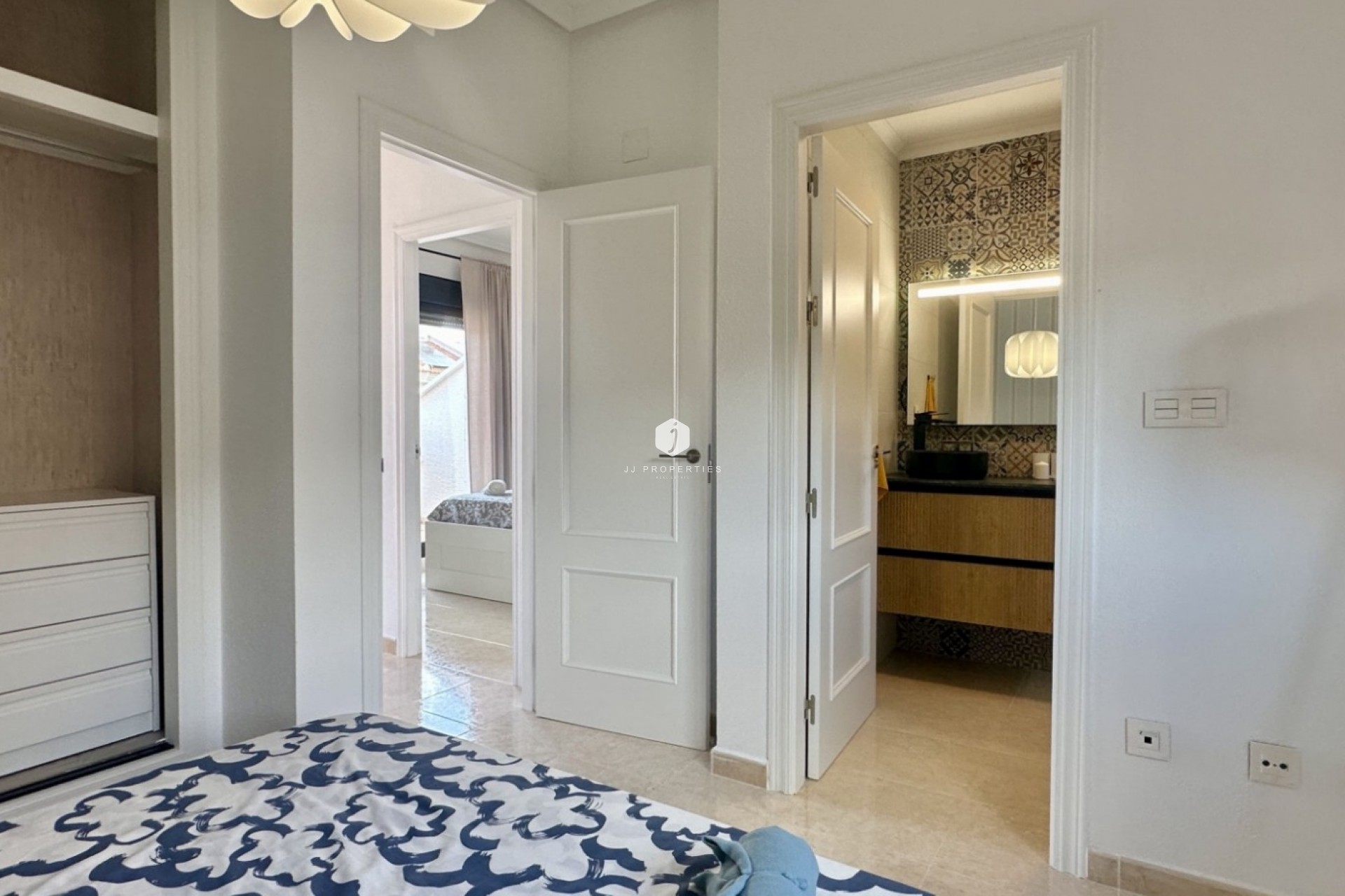 Z drugiej ręki - Szalet -
San Miguel de Salinas - Inland