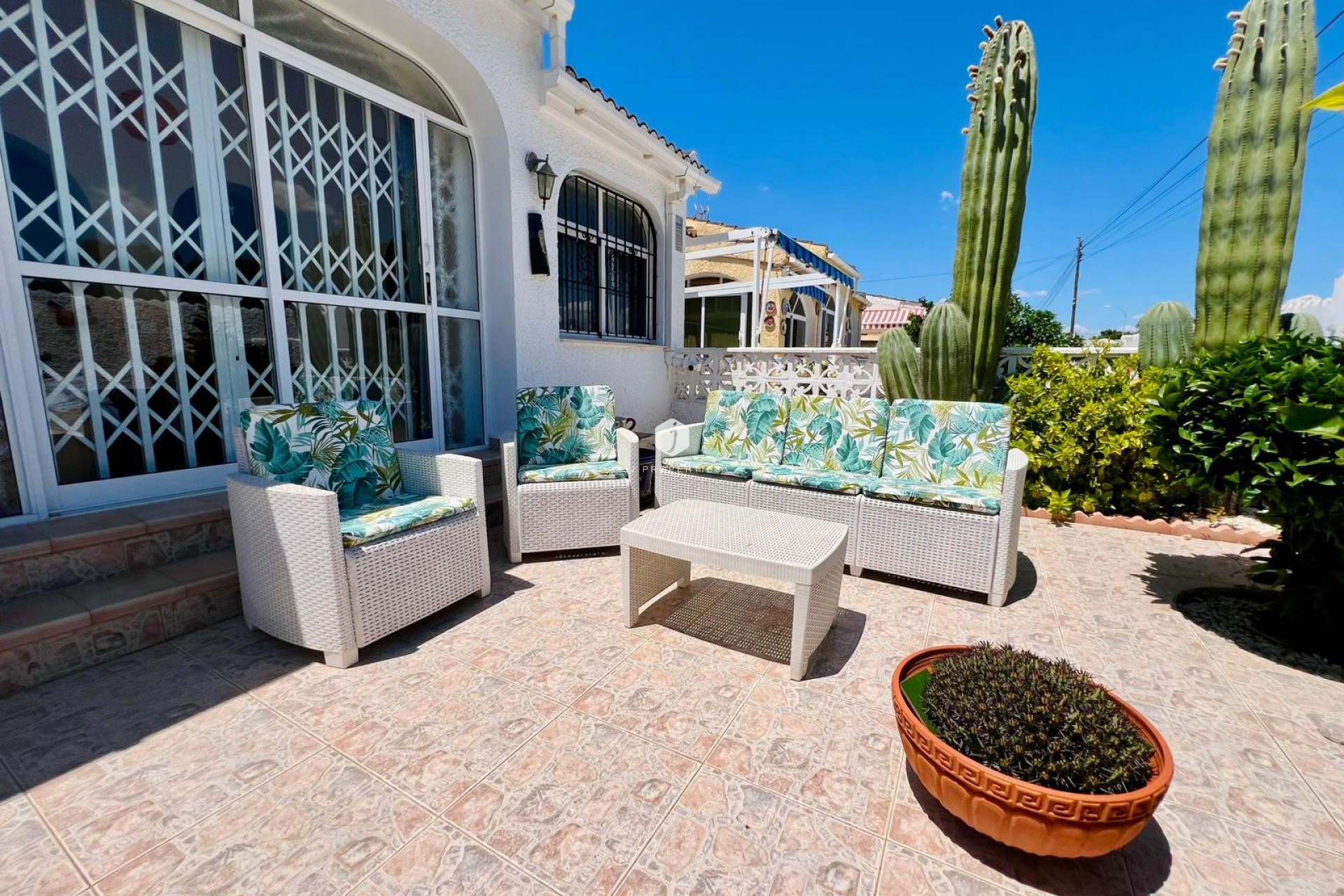 Z drugiej ręki - Szalet -
Torrevieja - Costa Blanca