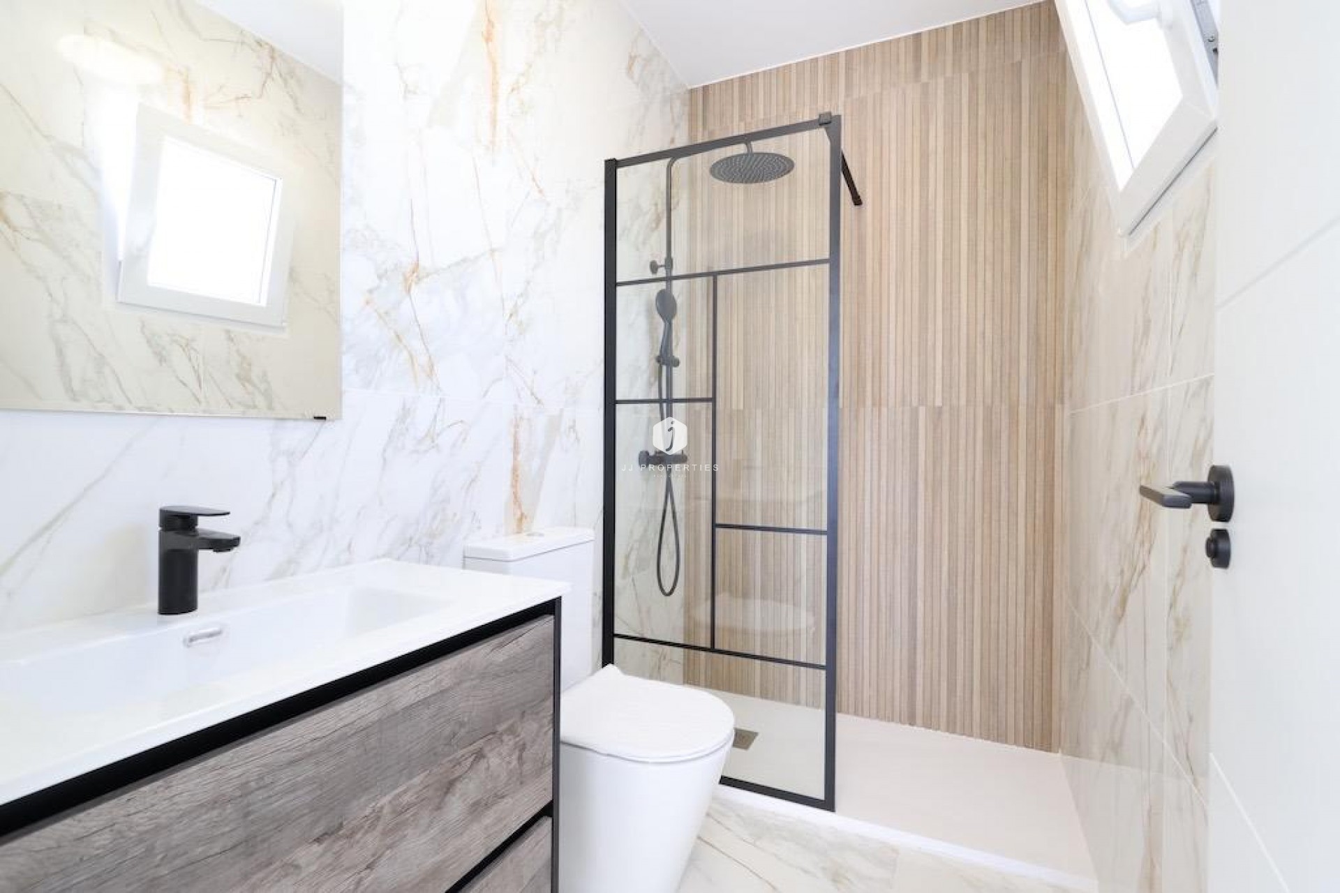 Z drugiej ręki - Szalet -
Torrevieja - Costa Blanca