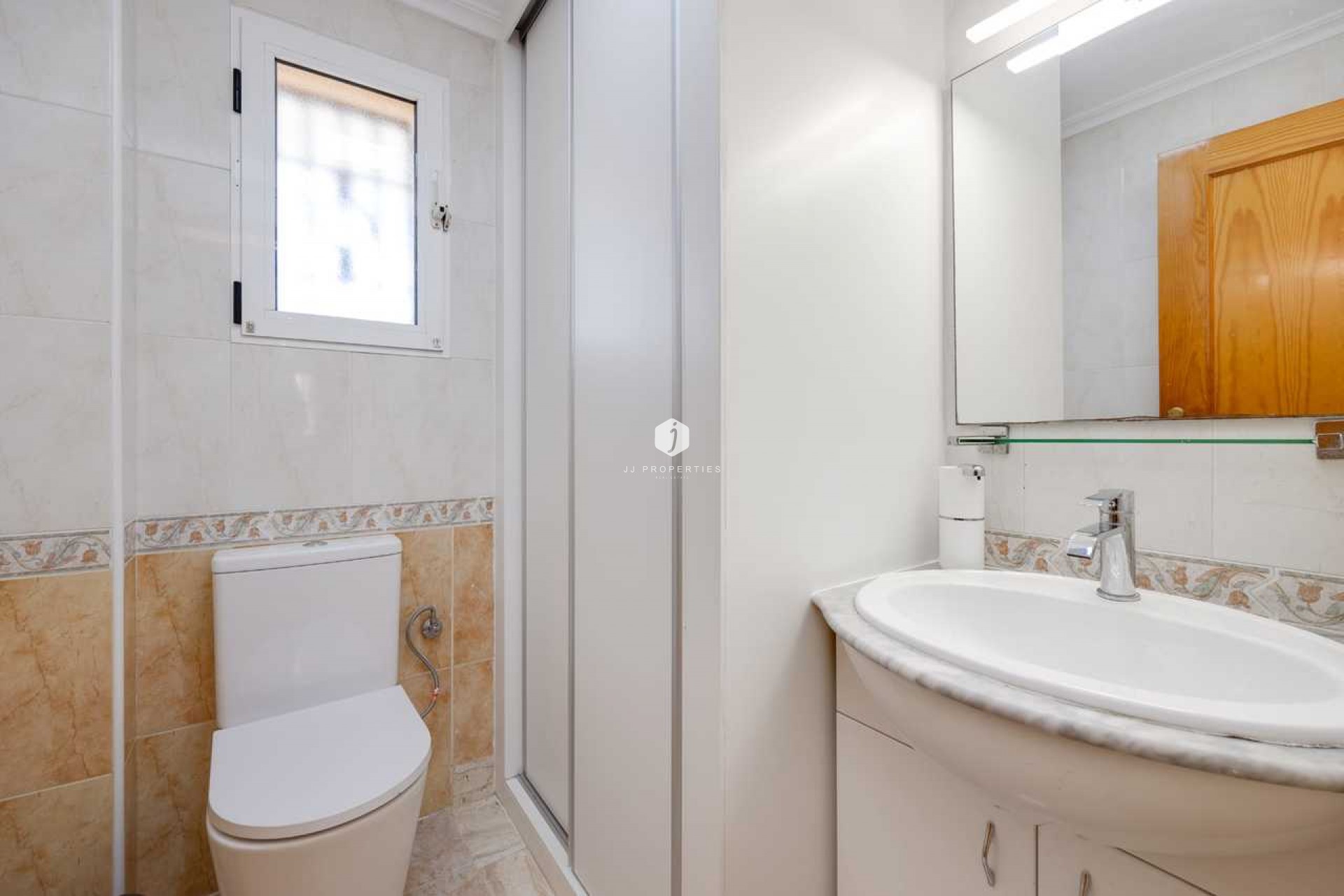Z drugiej ręki - Szalet -
Torrevieja - Costa Blanca