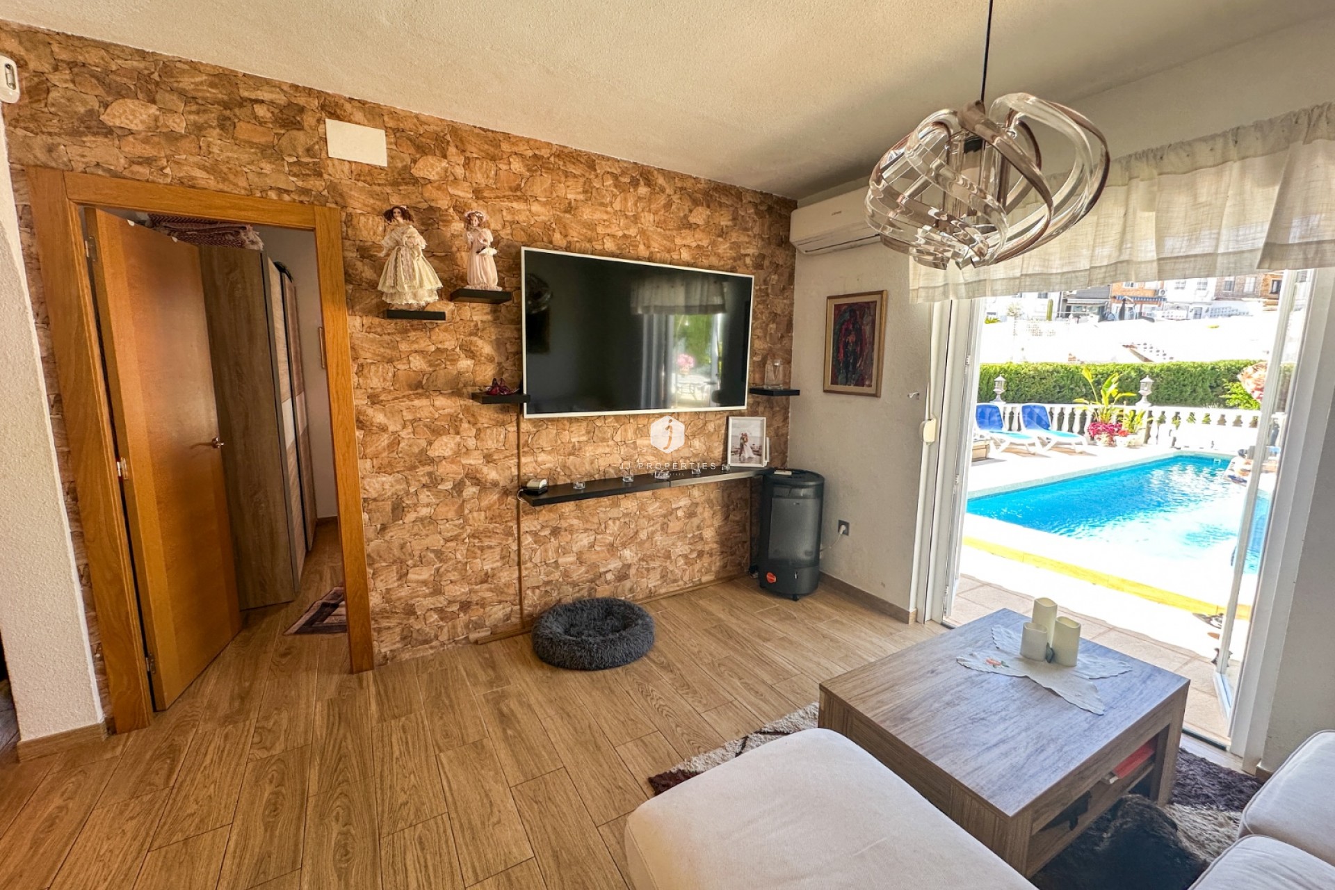 Z drugiej ręki - Szalet -
Torrevieja - Costa Blanca