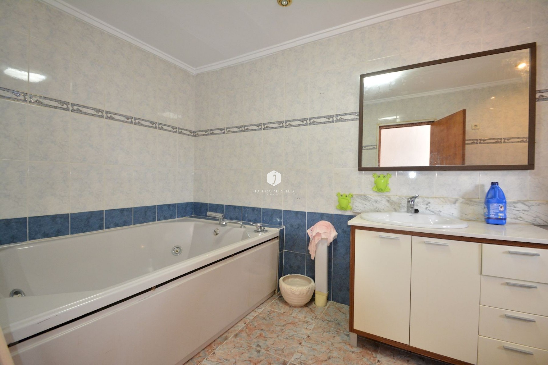 Z drugiej ręki - Szalet -
Torrevieja - Costa Blanca