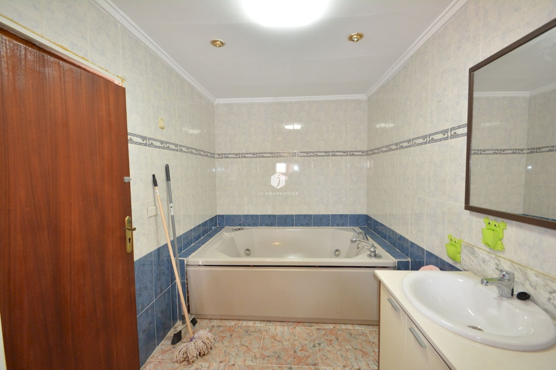 Z drugiej ręki - Szalet -
Torrevieja - Costa Blanca