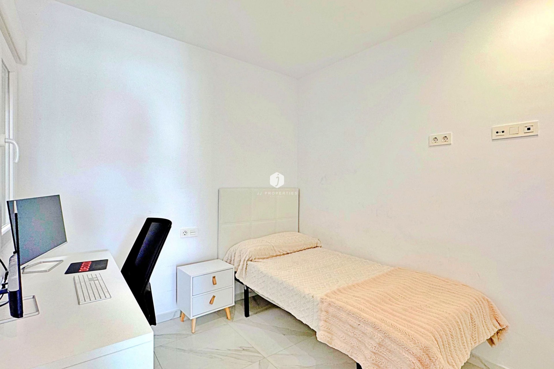 Z drugiej ręki - Szalet -
Torrevieja - Costa Blanca