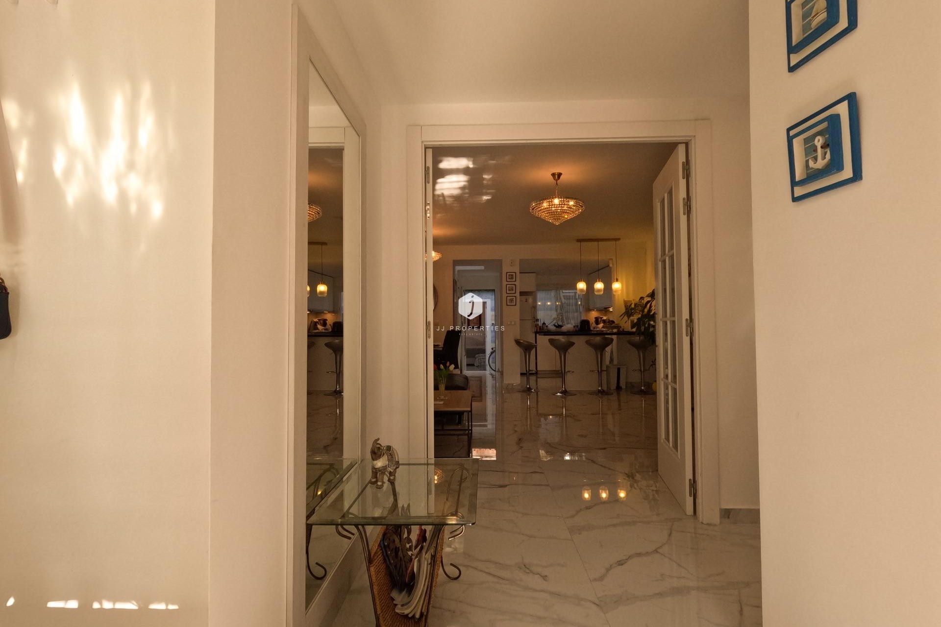 Z drugiej ręki - Szalet -
Torrevieja - El Acequión - Los Náufragos