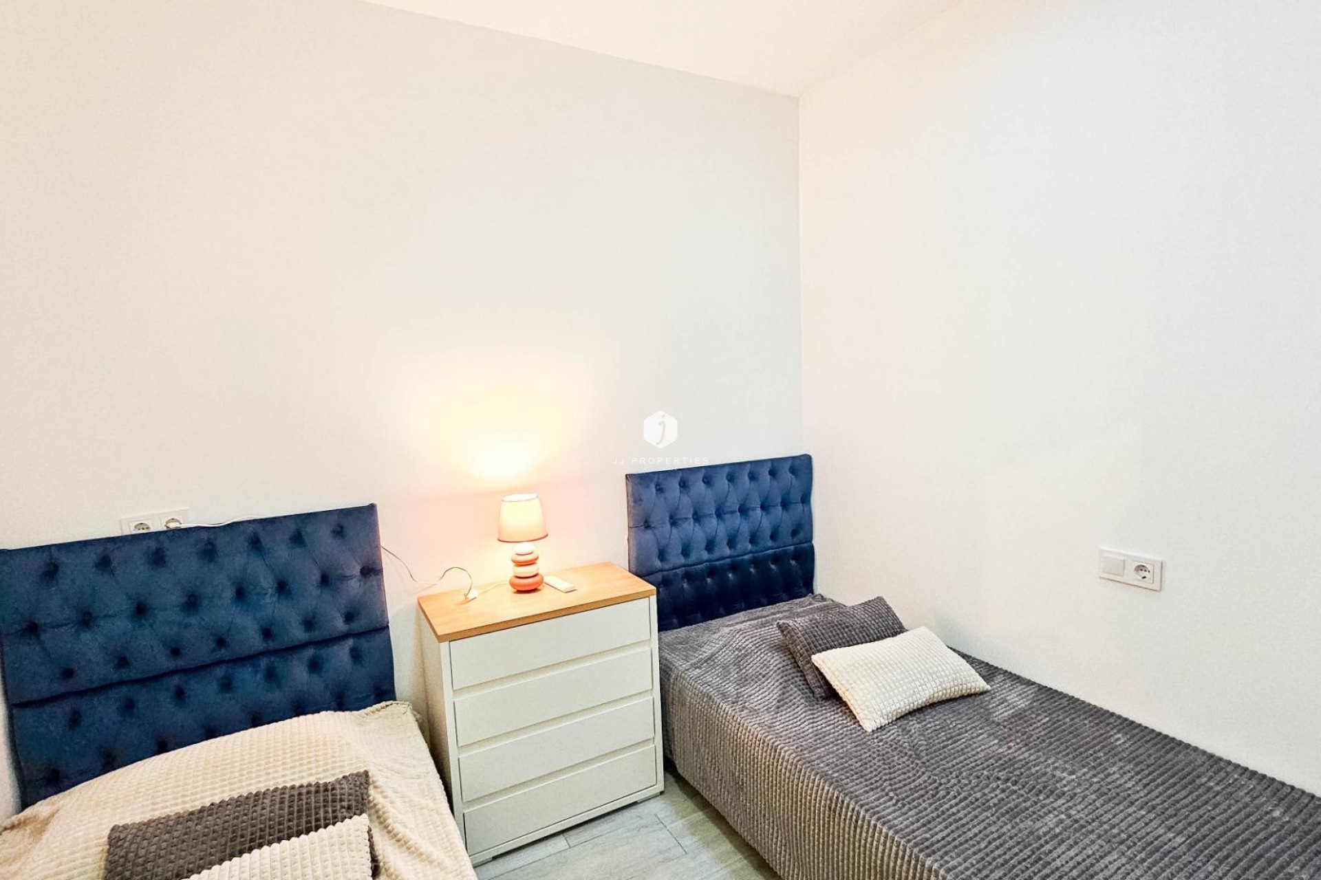 Z drugiej ręki - Szalet -
Torrevieja - El Limonar