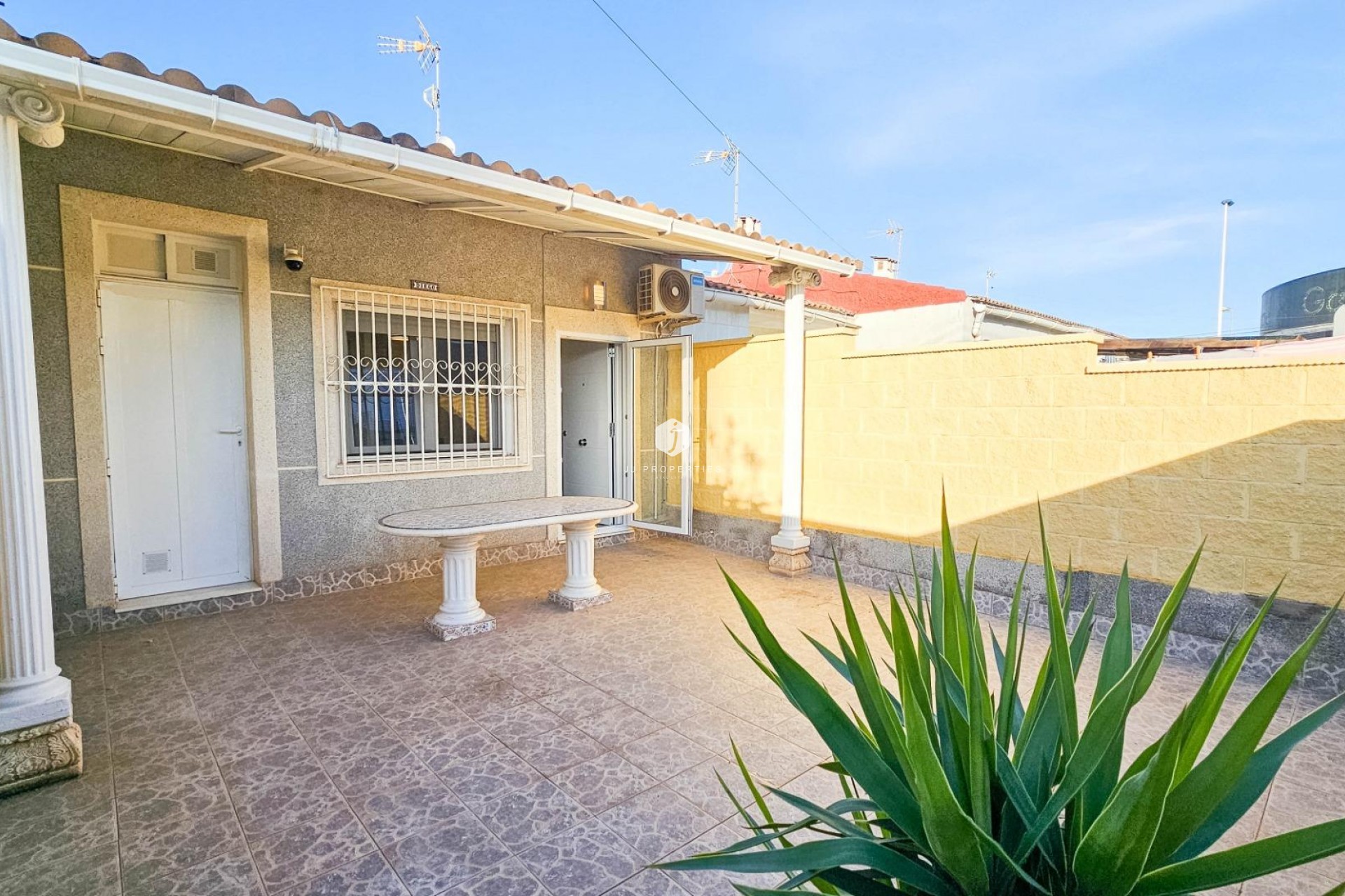 Z drugiej ręki - Szalet -
Torrevieja - El Limonar