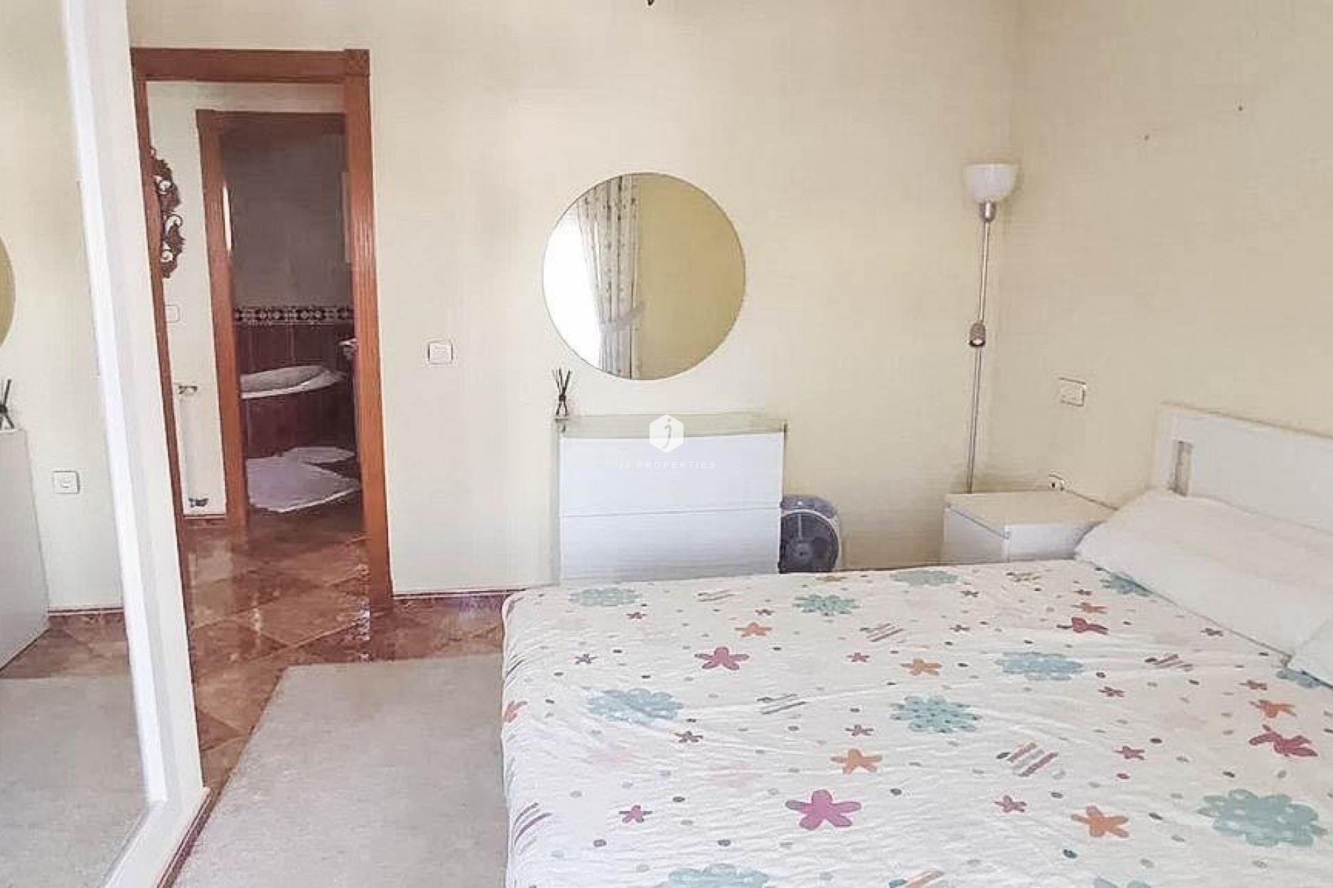 Z drugiej ręki - Szalet -
Torrevieja - Los altos