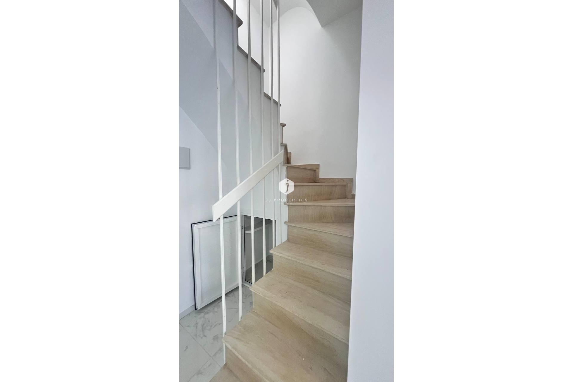 Z drugiej ręki - Szalet -
Torrevieja - Los Balcones - Los Altos del Edén