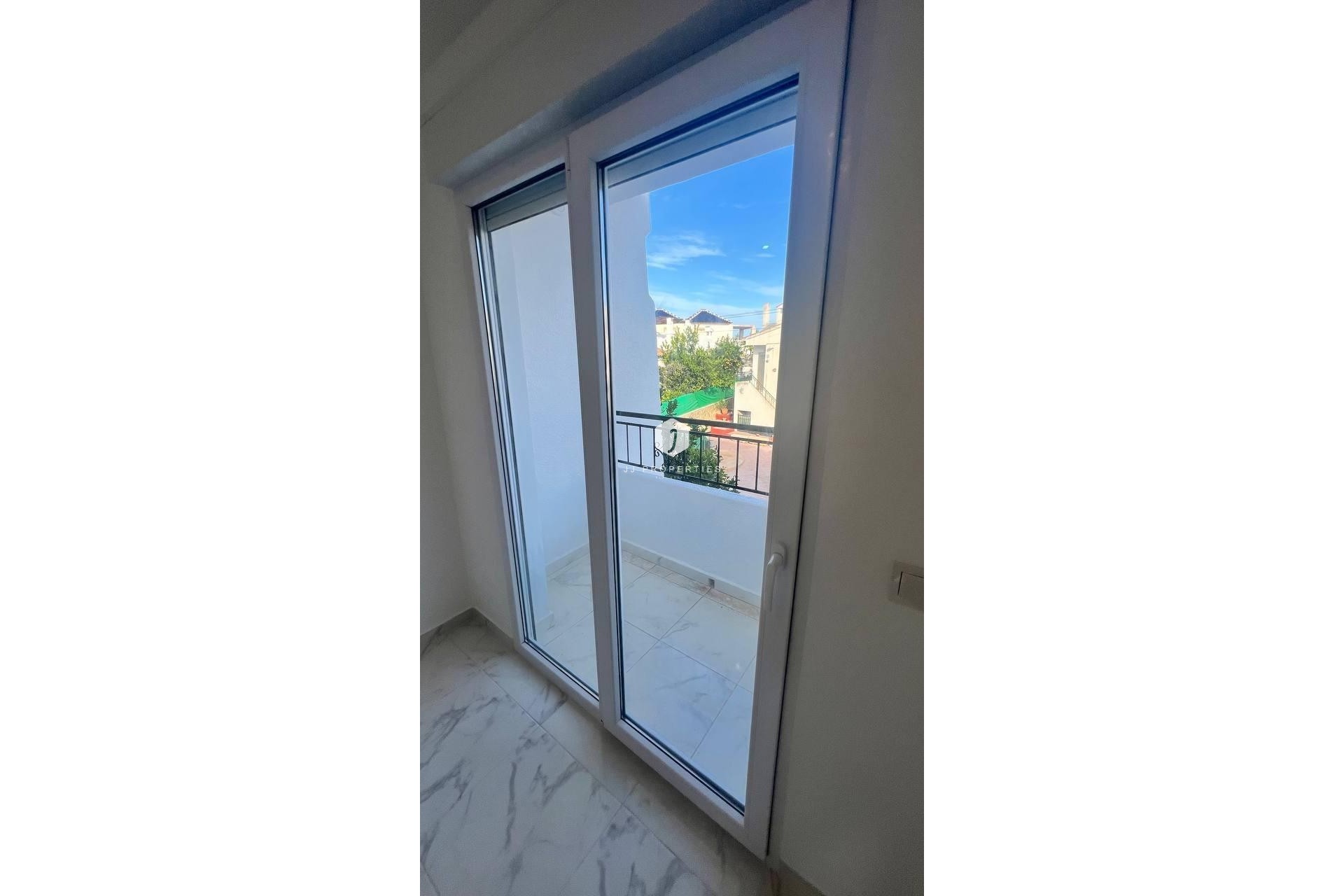 Z drugiej ręki - Szalet -
Torrevieja - Los Balcones - Los Altos del Edén