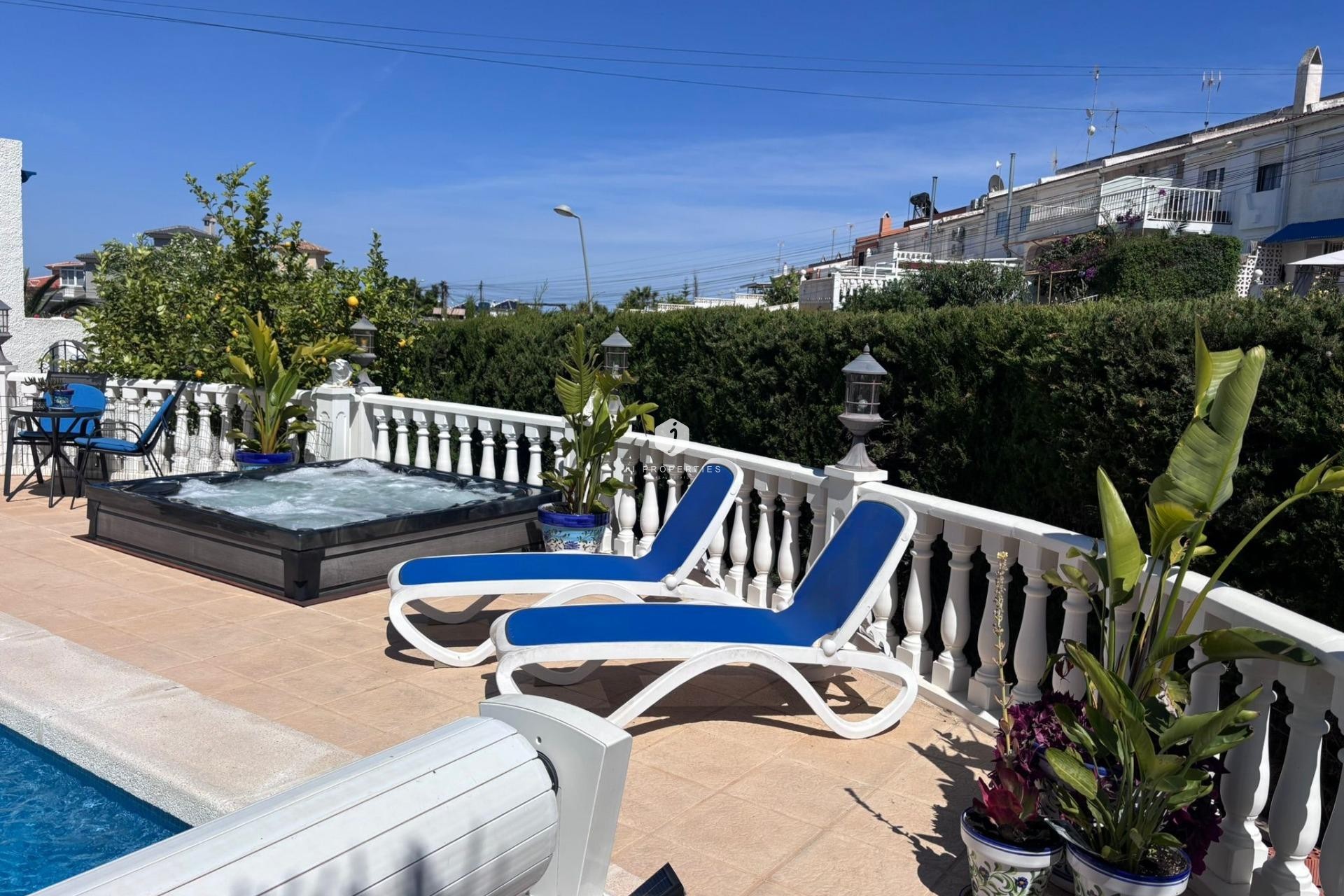 Z drugiej ręki - Szalet -
Torrevieja - Los Balcones