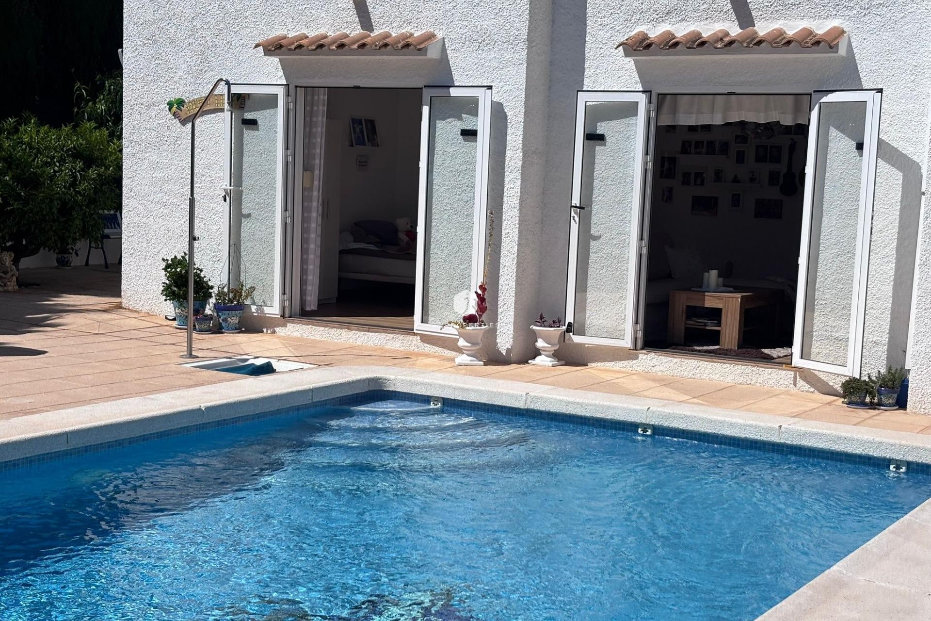 Z drugiej ręki - Szalet -
Torrevieja - Los Balcones