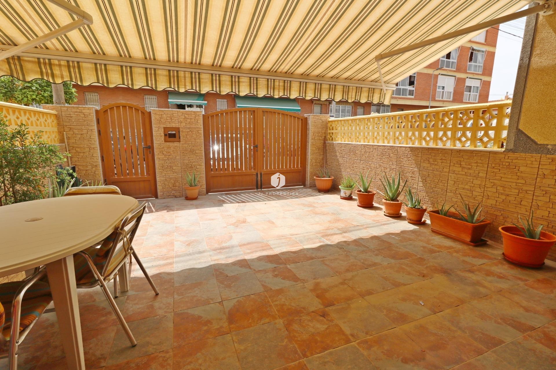 Z drugiej ręki - Szalet -
Torrevieja - Playa de los Naufragos