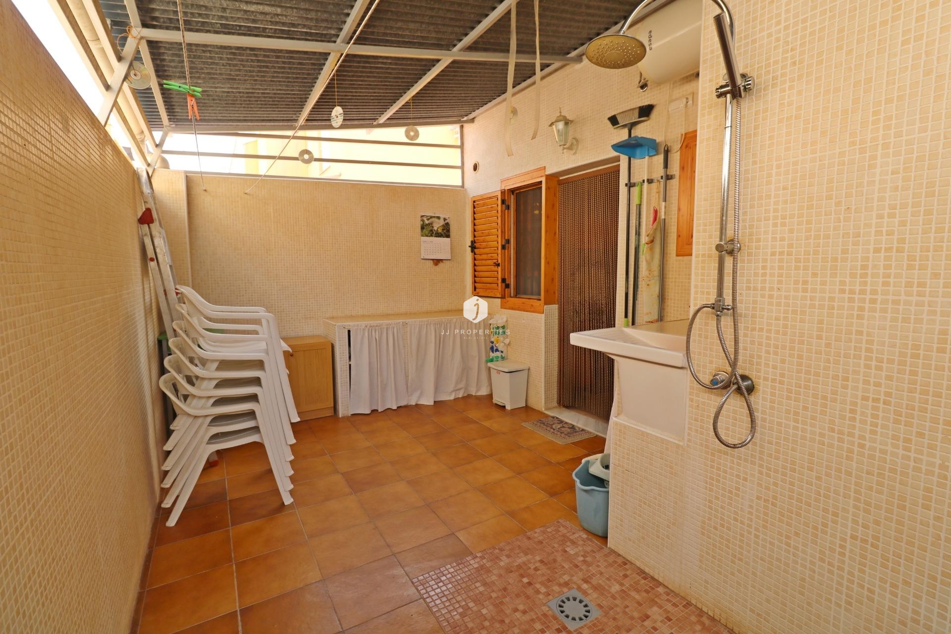 Z drugiej ręki - Szalet -
Torrevieja - Playa de los Naufragos