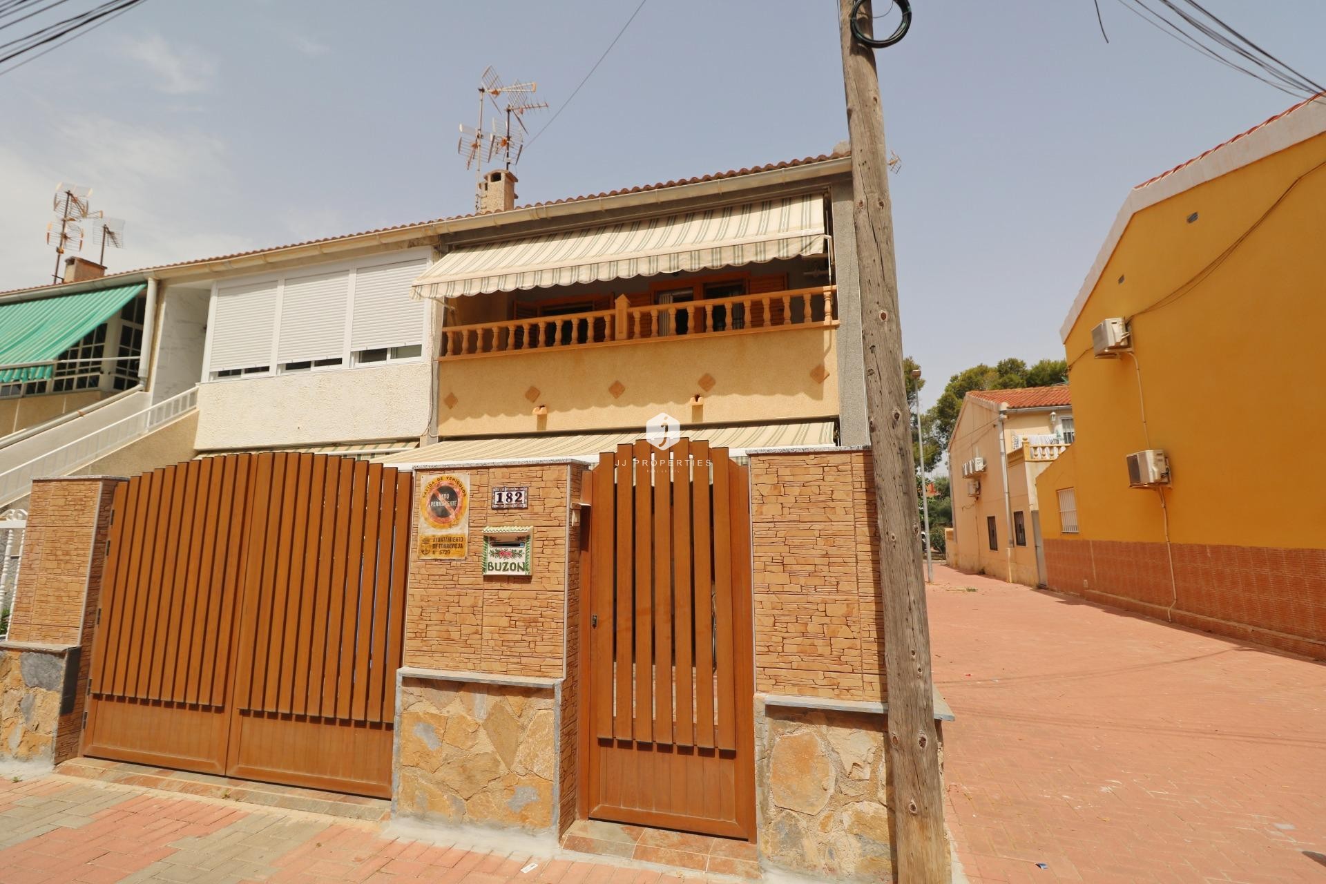 Z drugiej ręki - Szalet -
Torrevieja - Playa de los Naufragos