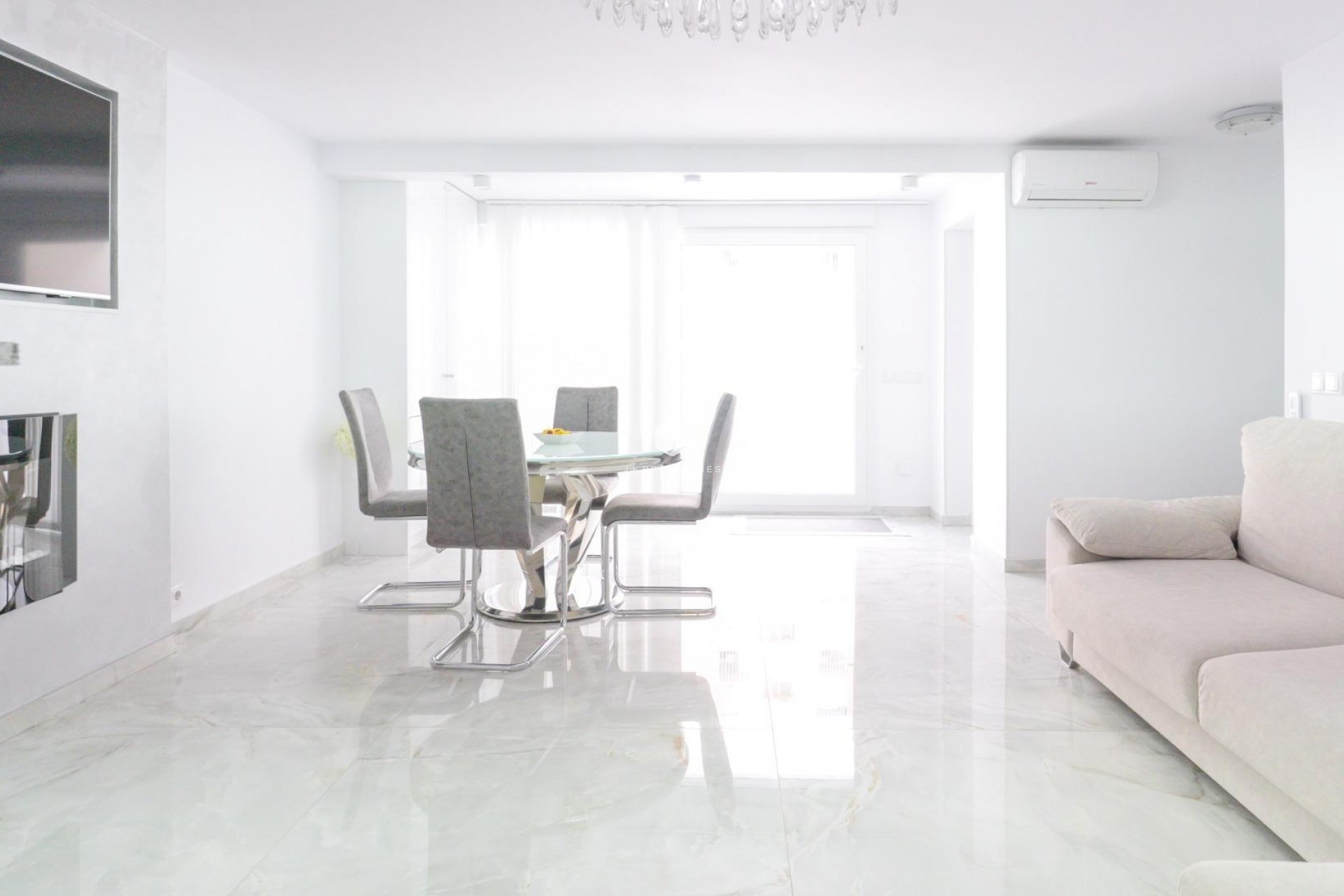 Z drugiej ręki - Szalet -
Torrevieja - Punta prima