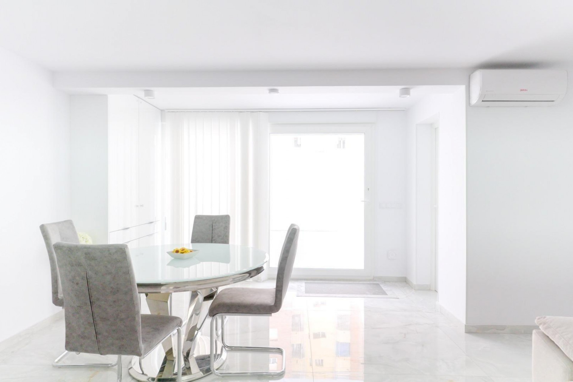 Z drugiej ręki - Szalet -
Torrevieja - Punta prima