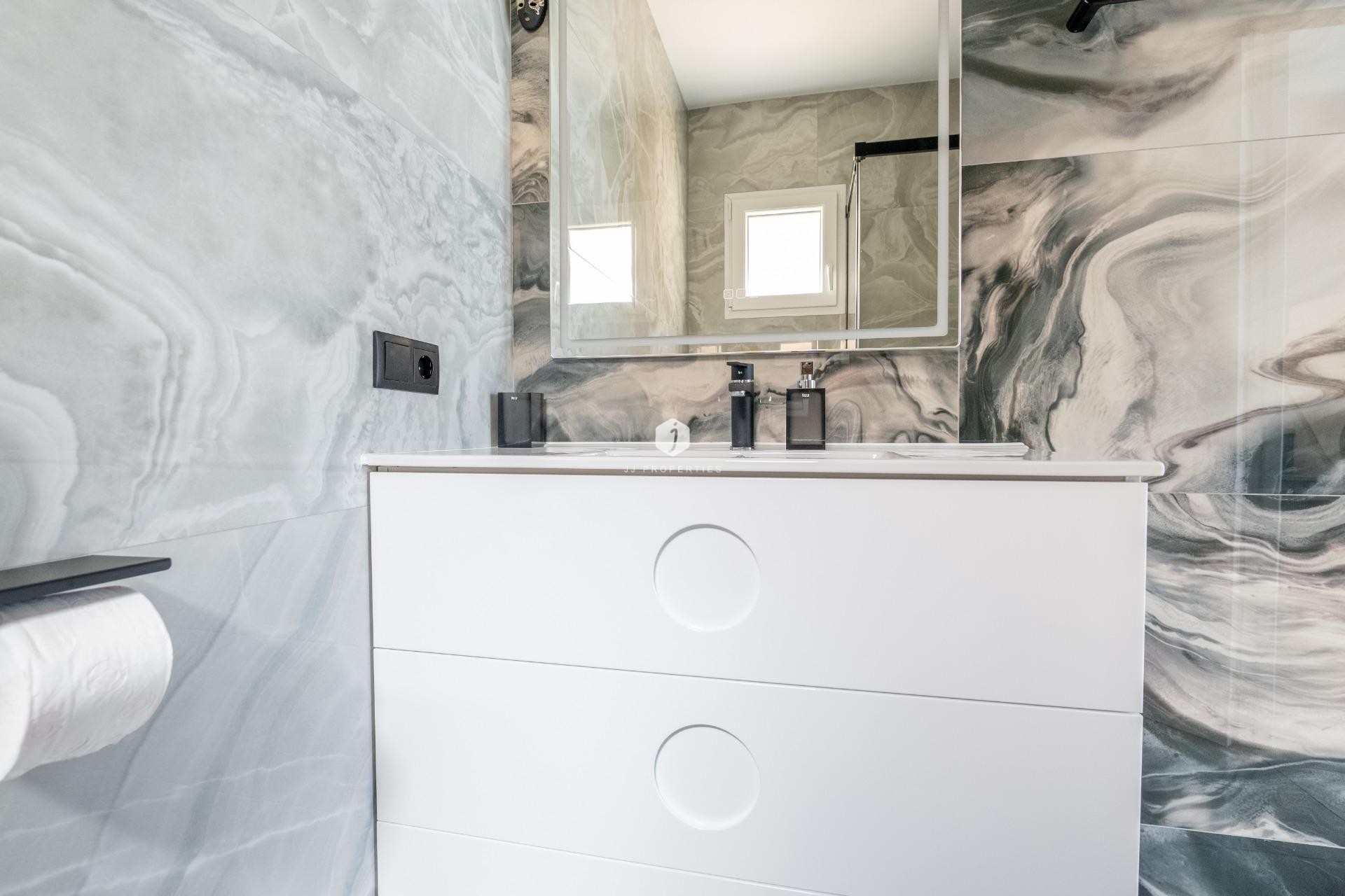 Z drugiej ręki - Szalet -
Torrevieja - Punta prima