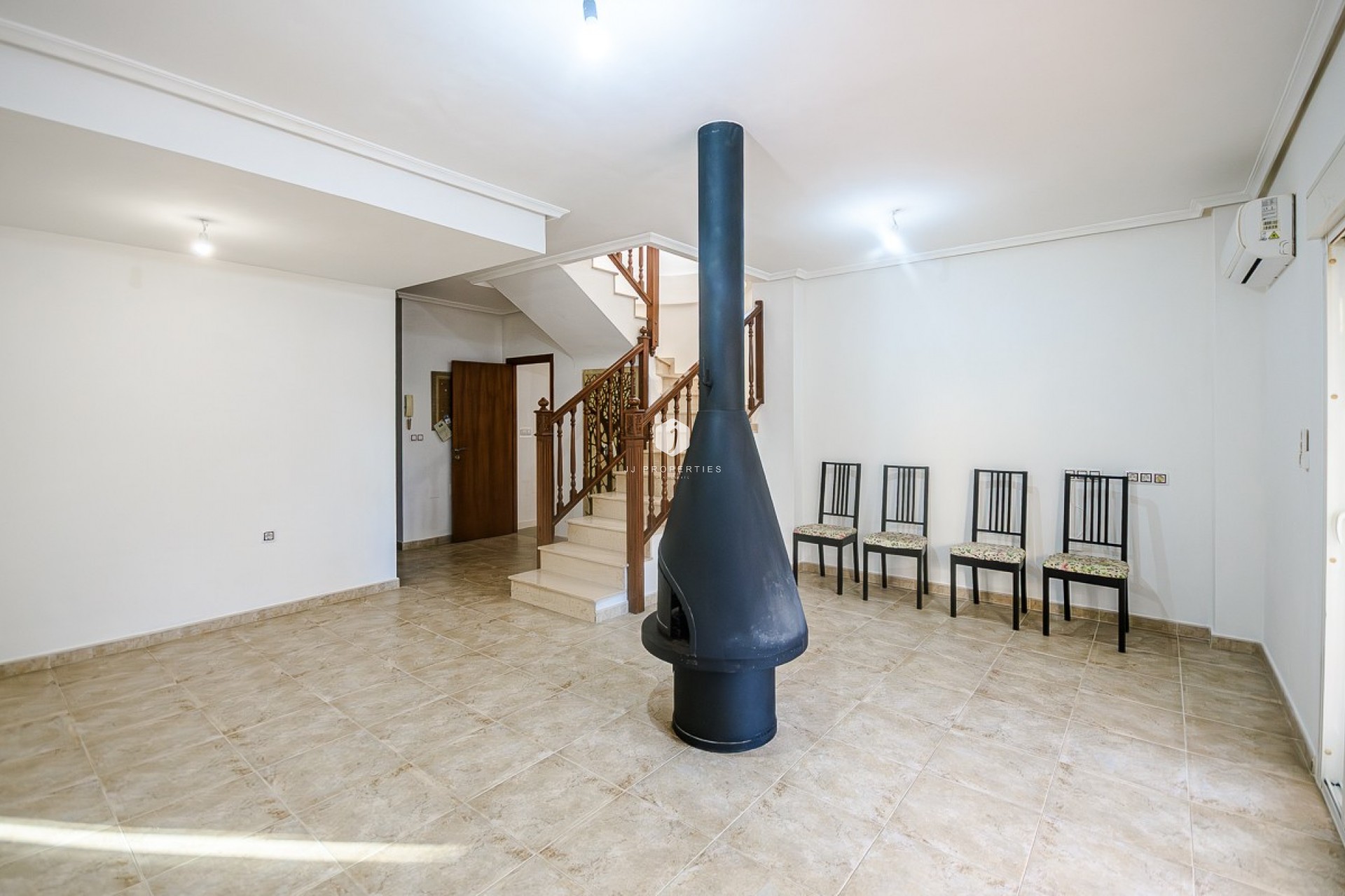 Z drugiej ręki - Villa -
Benferri - Inland