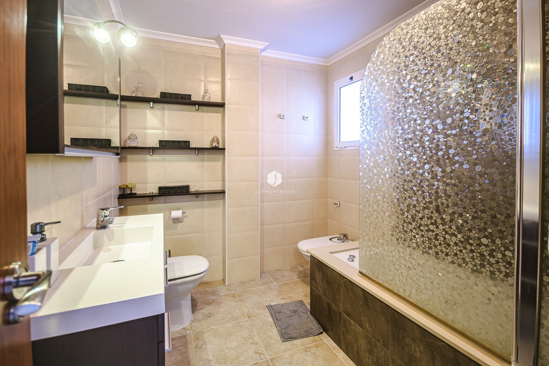 Z drugiej ręki - Villa -
Benferri - Inland