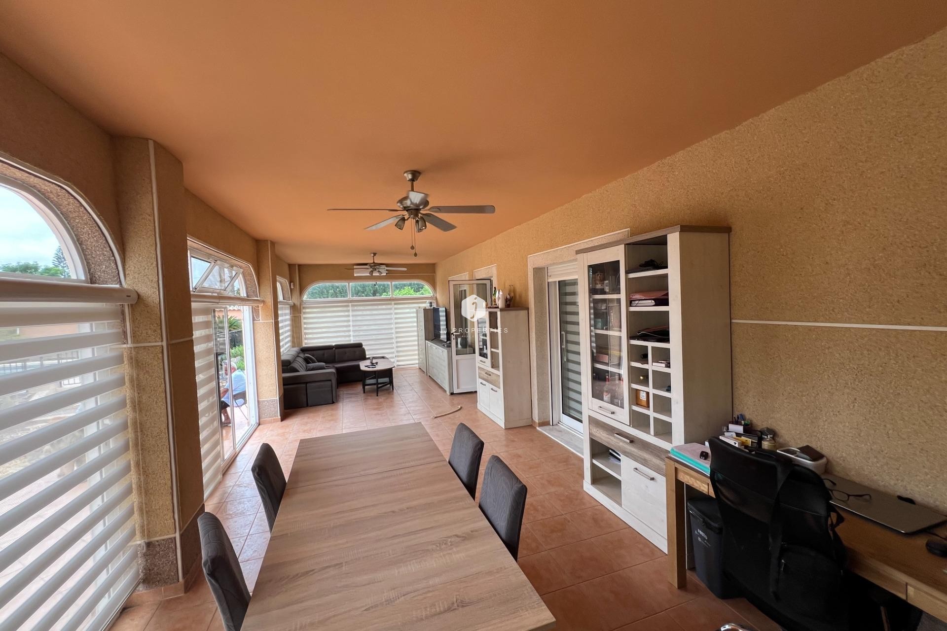 Z drugiej ręki - Villa -
Dolores - Cmno. Escorredor