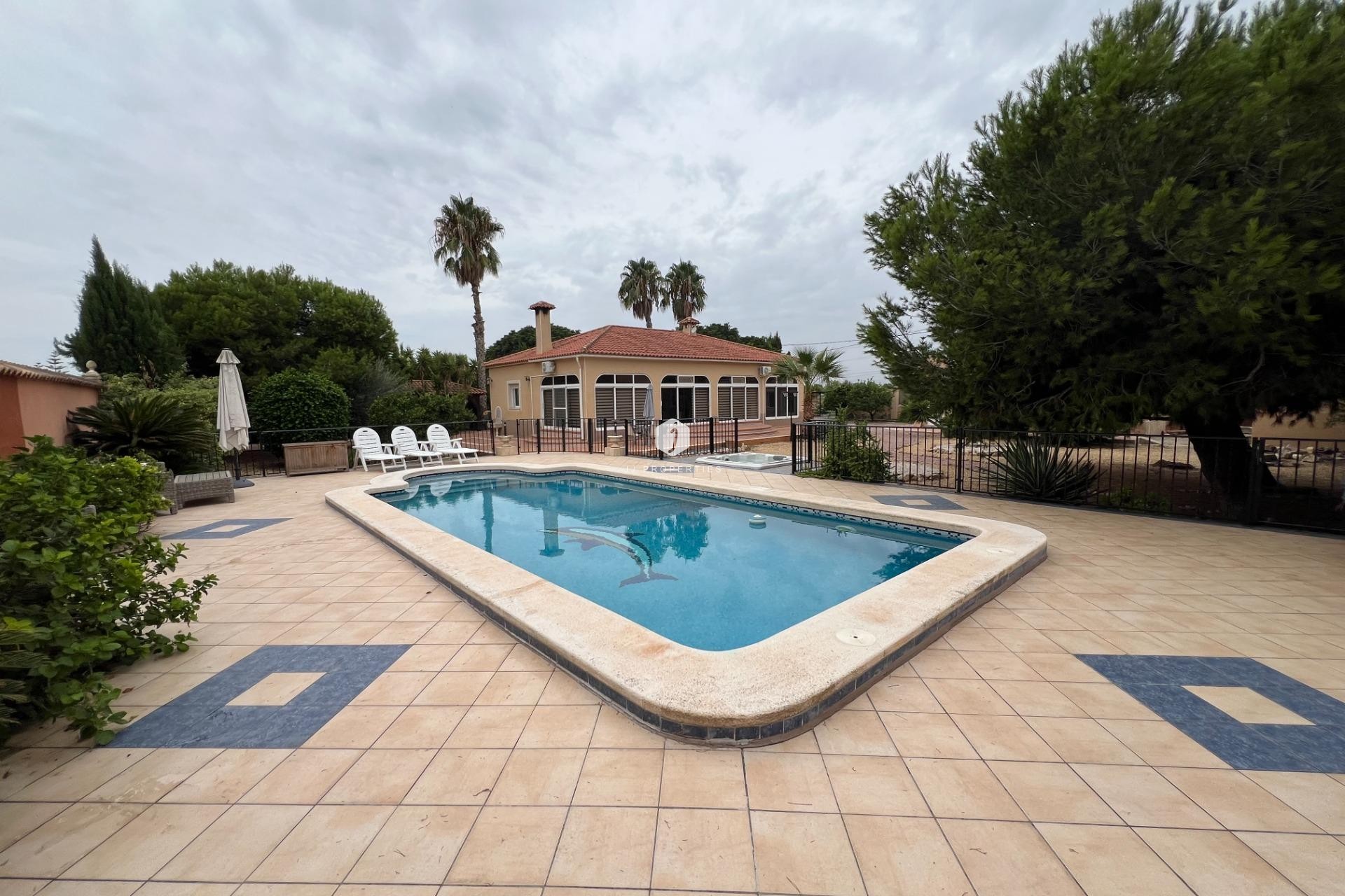 Z drugiej ręki - Villa -
Dolores - Cmno. Escorredor