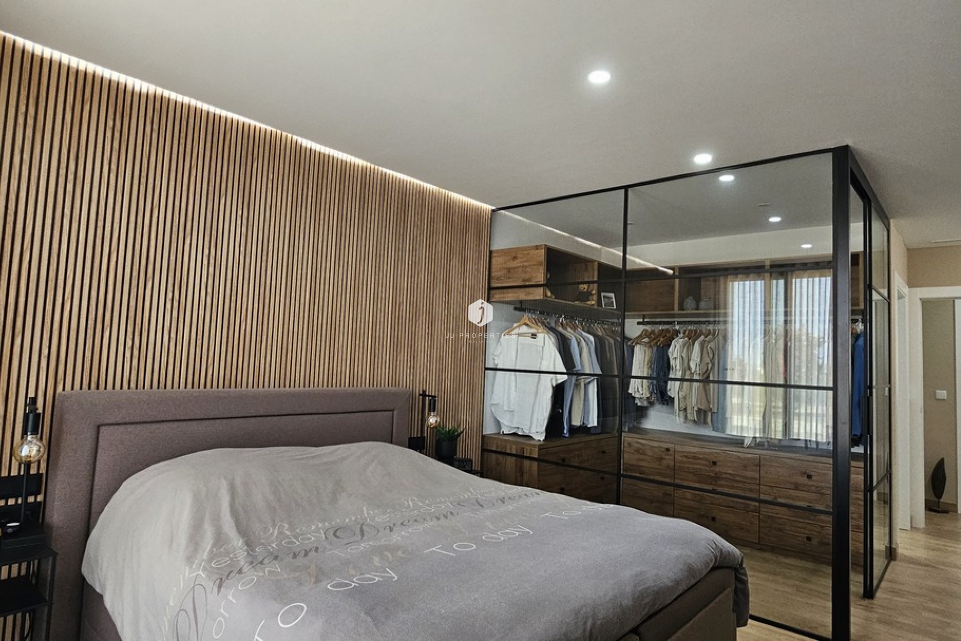 Z drugiej ręki - Villa -
Dolores - Sector 4