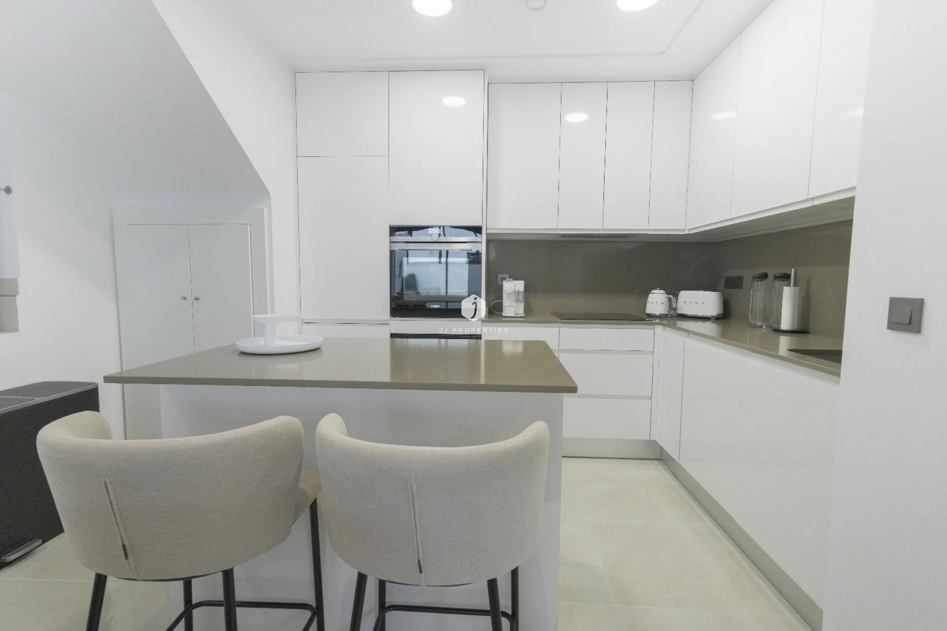 Z drugiej ręki - Villa -
Dolores