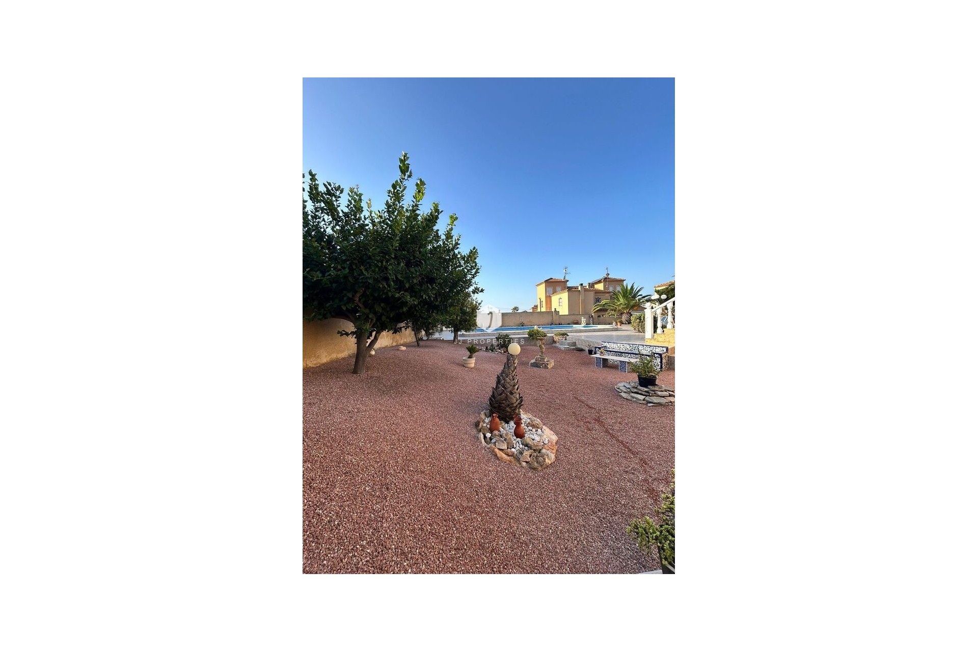 Z drugiej ręki - Villa -
Torrevieja - aguas nuevas