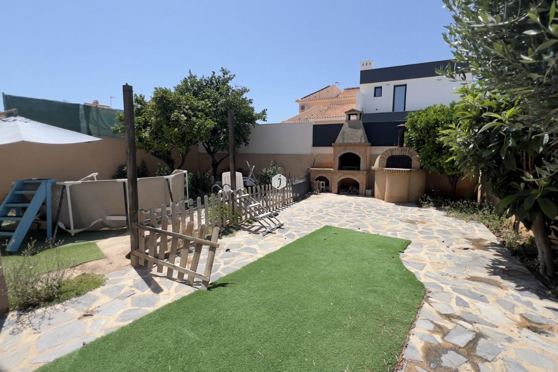 Z drugiej ręki - Villa -
Torrevieja - aguas nuevas