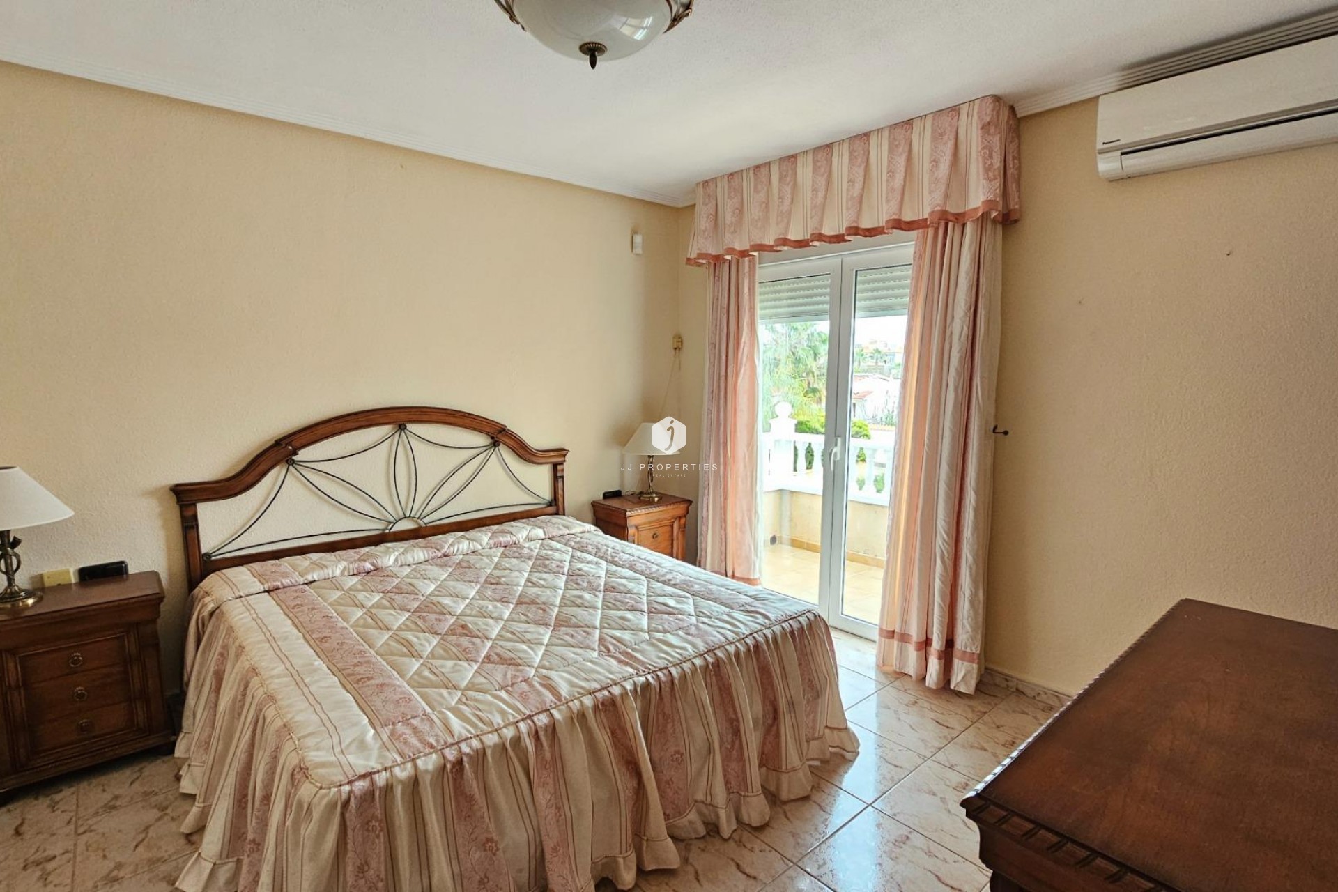 Z drugiej ręki - Villa -
Torrevieja - El chaparral