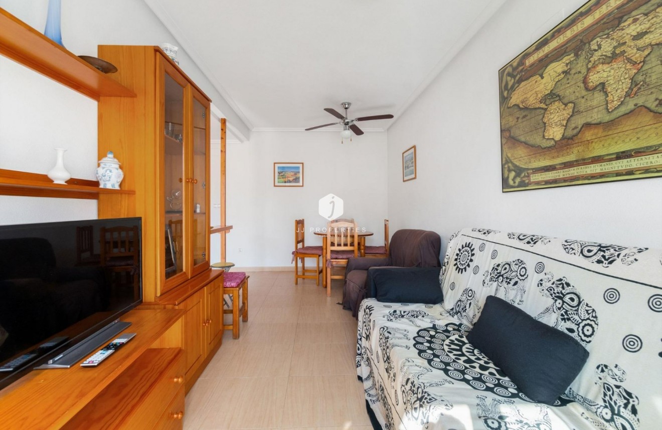 Wynajem długoterminowy - Mieszkanie w bloku -
Torrevieja - Centro